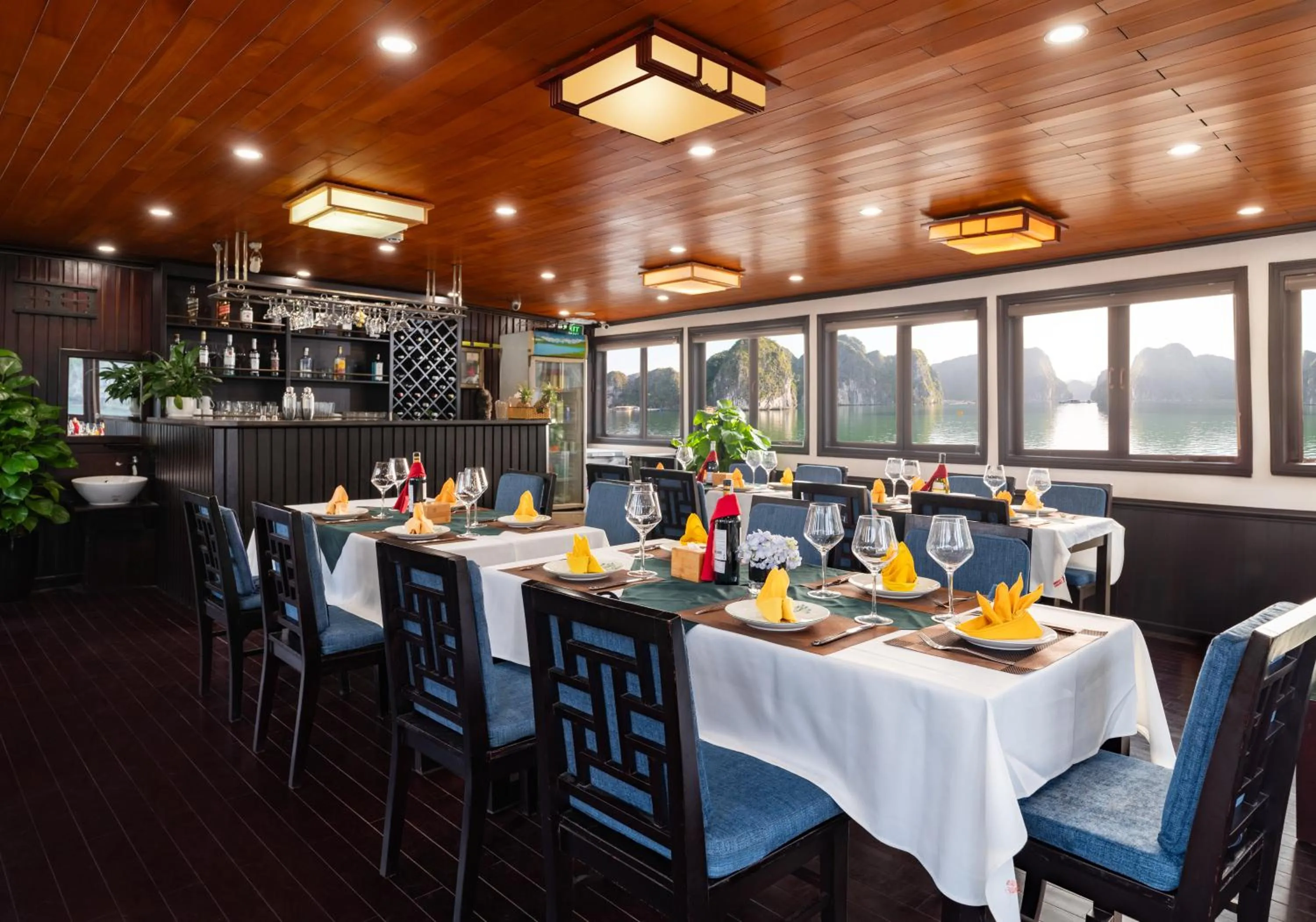 Restaurant/places to eat in Garden Legend Cruise