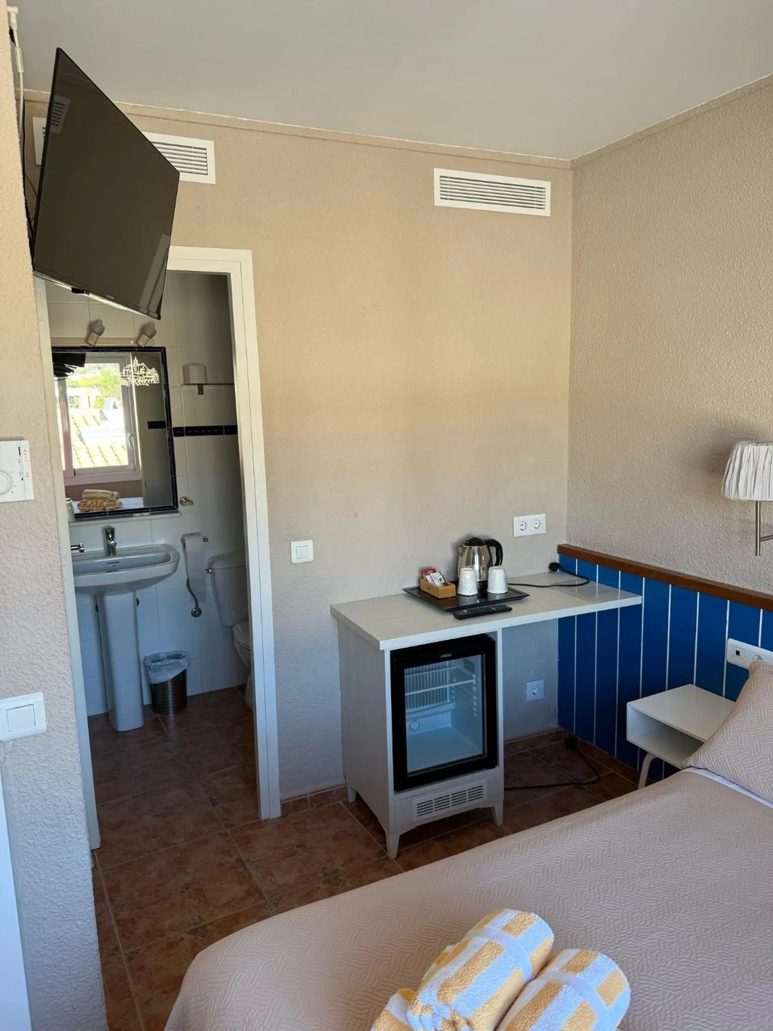 Photo of the whole room, Bed in La Fonda