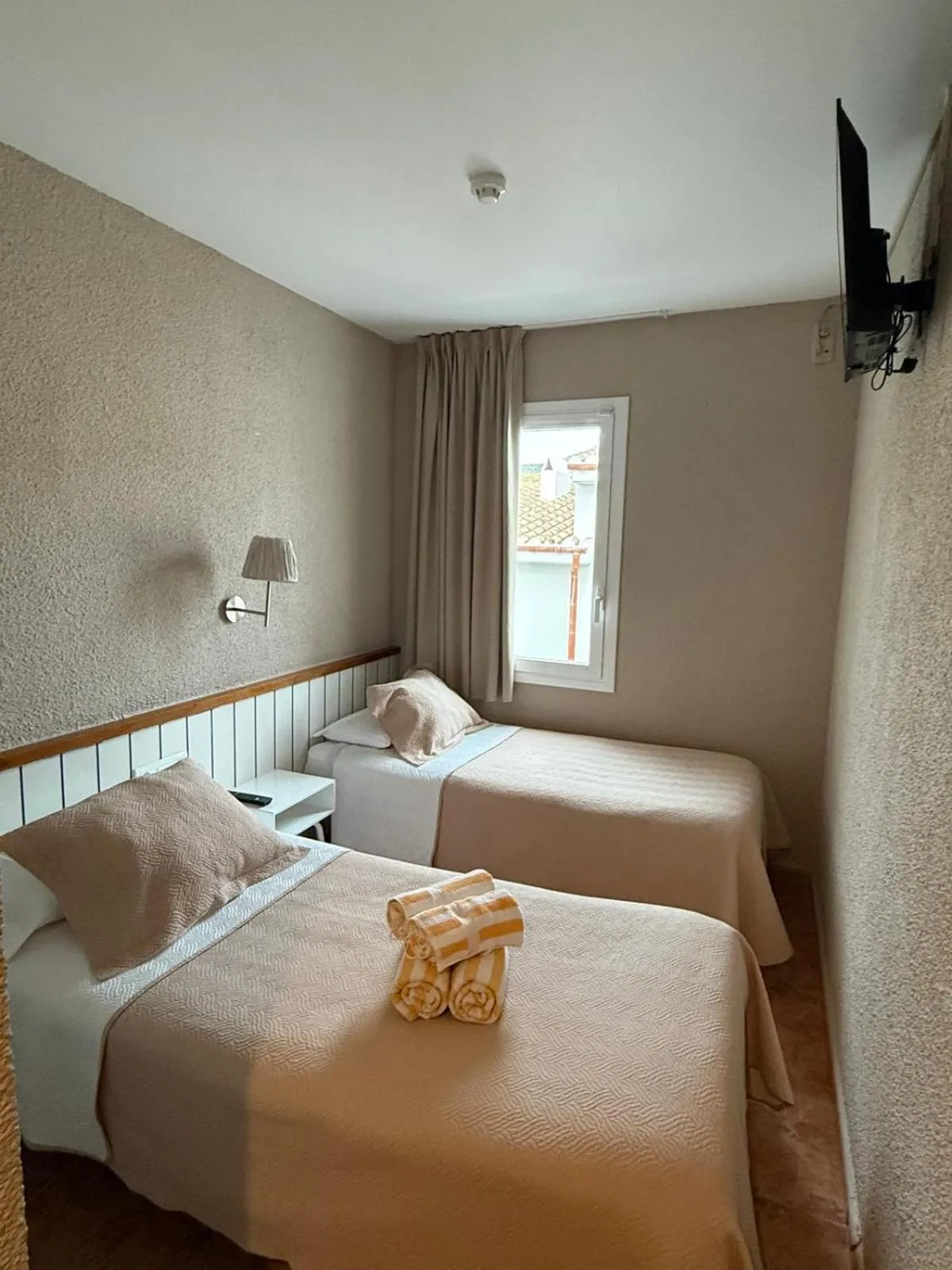 Photo of the whole room, Bed in La Fonda