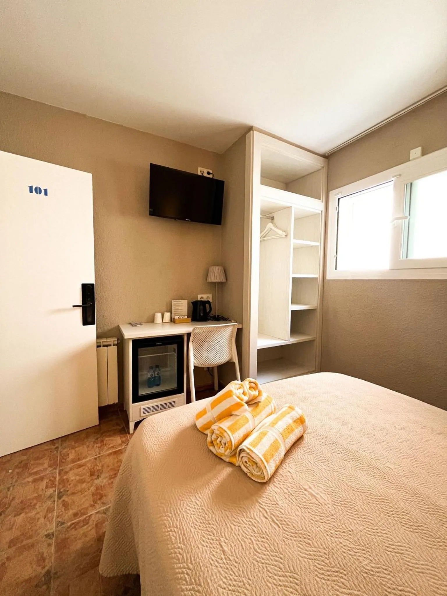 Photo of the whole room, Bed in La Fonda