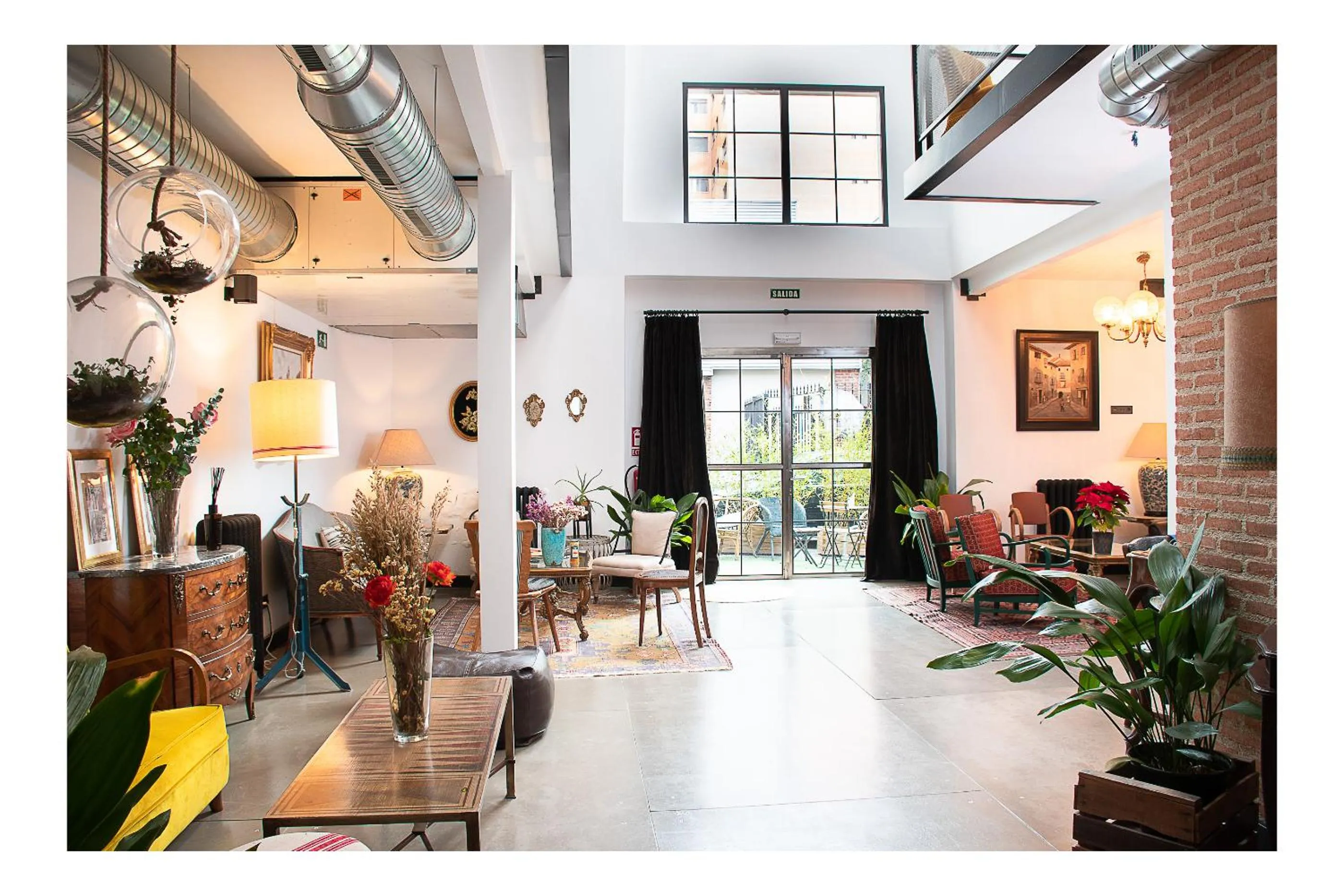 Lounge or bar in LaNave