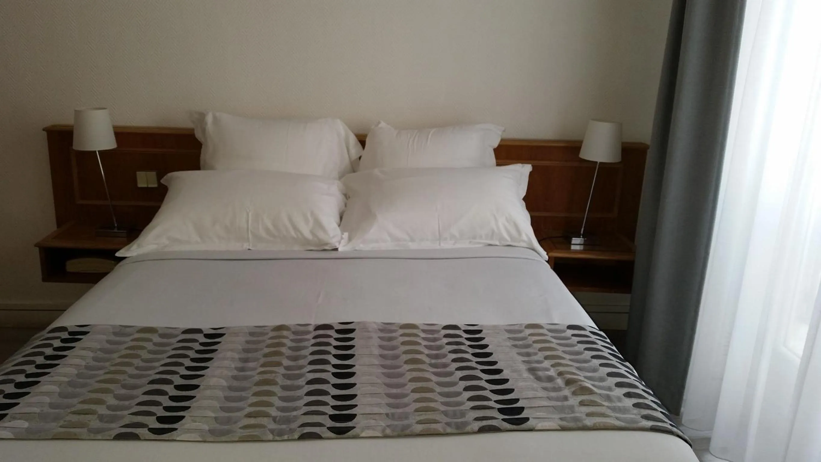 Bed in Hôtel Le Compostelle