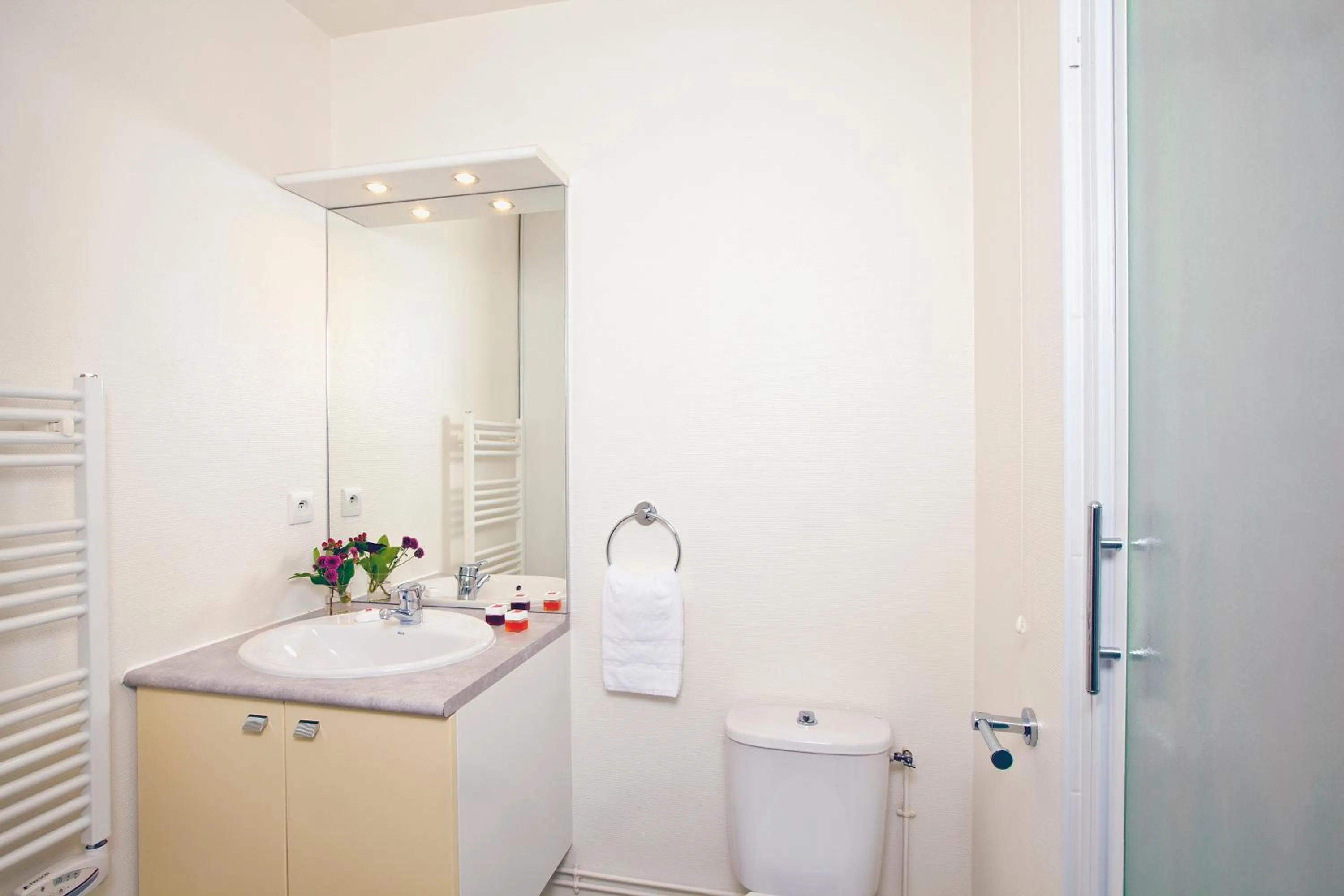 Bathroom in Séjours & Affaires Rennes Longs Champs