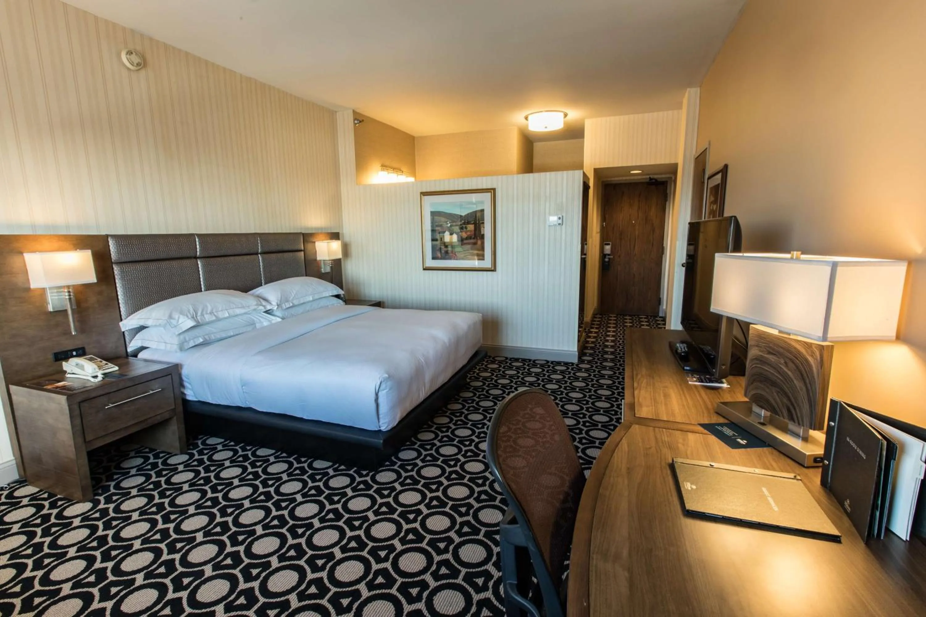 Bedroom, Bed in Hilton Chicago/Northbrook