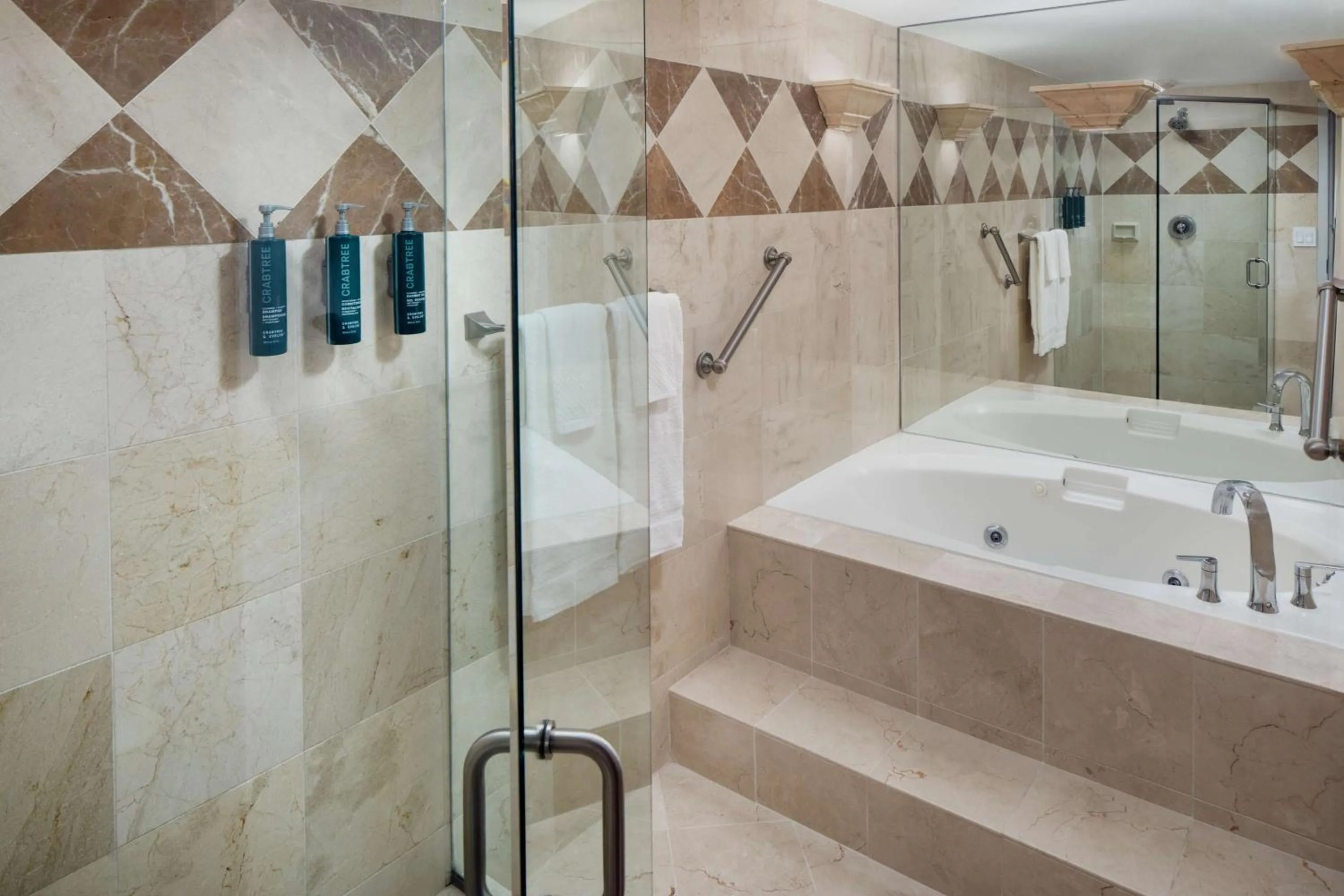 Photo of the whole room in Hilton Chicago/Northbrook