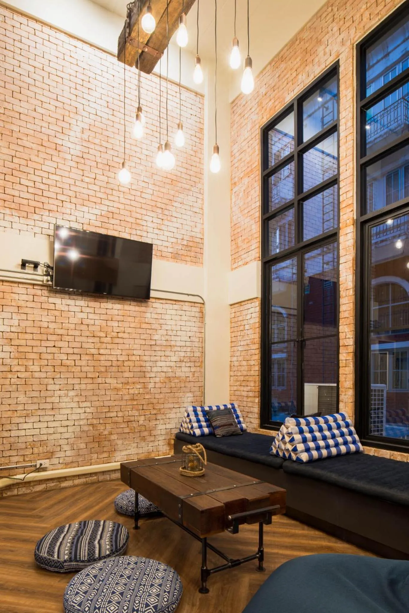 Communal lounge/ TV room in Natee Hostel