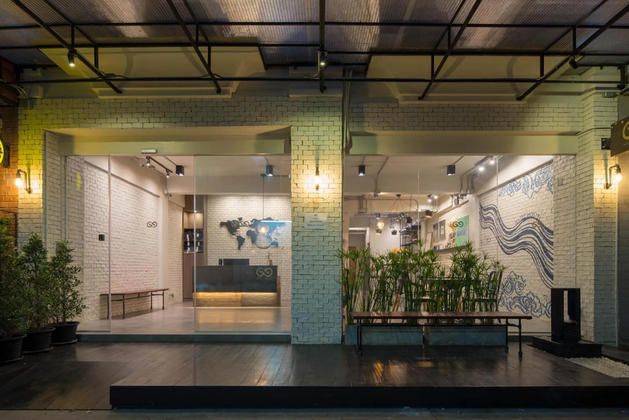 Facade/entrance in Natee Hostel