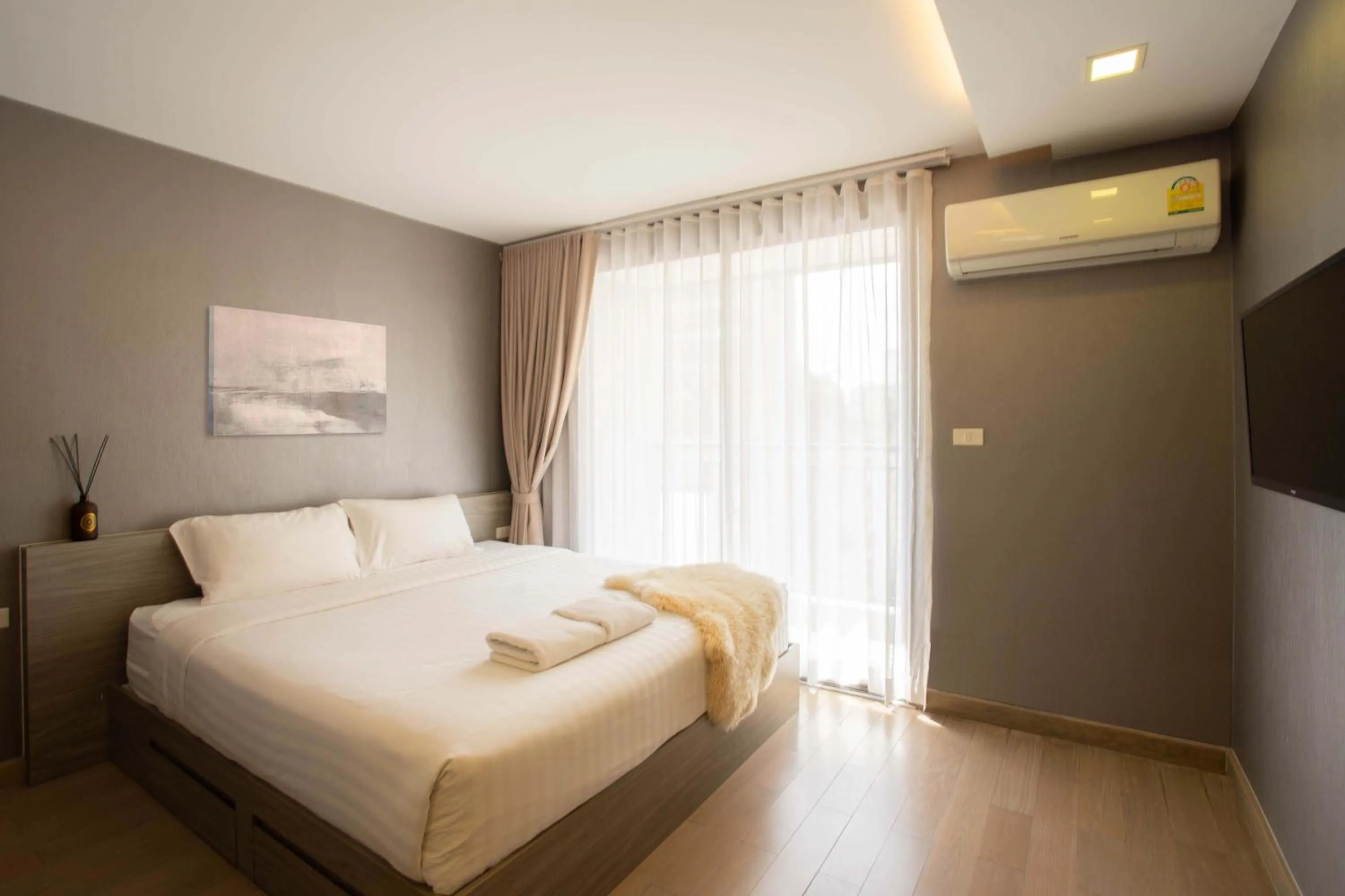 Bed in Dazzle Residence