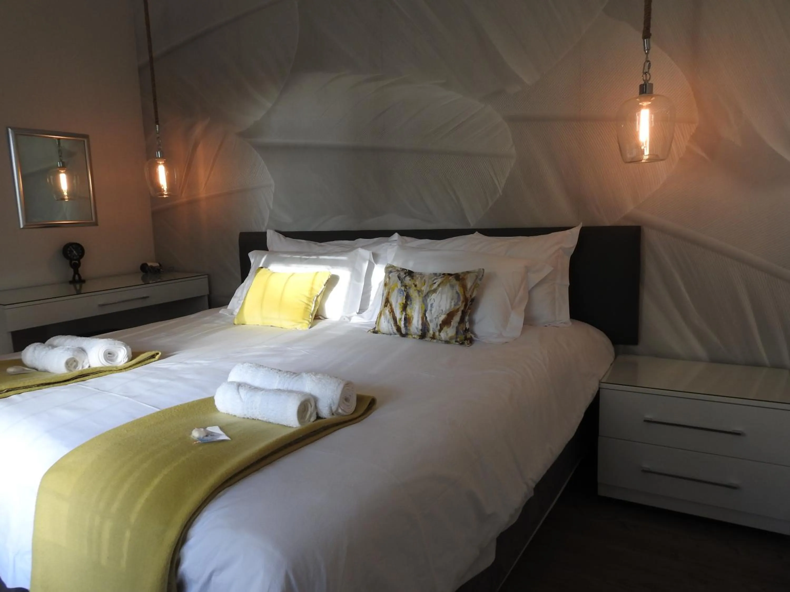 Photo of the whole room, Bed in The Featherbed - Oudtshoorn
