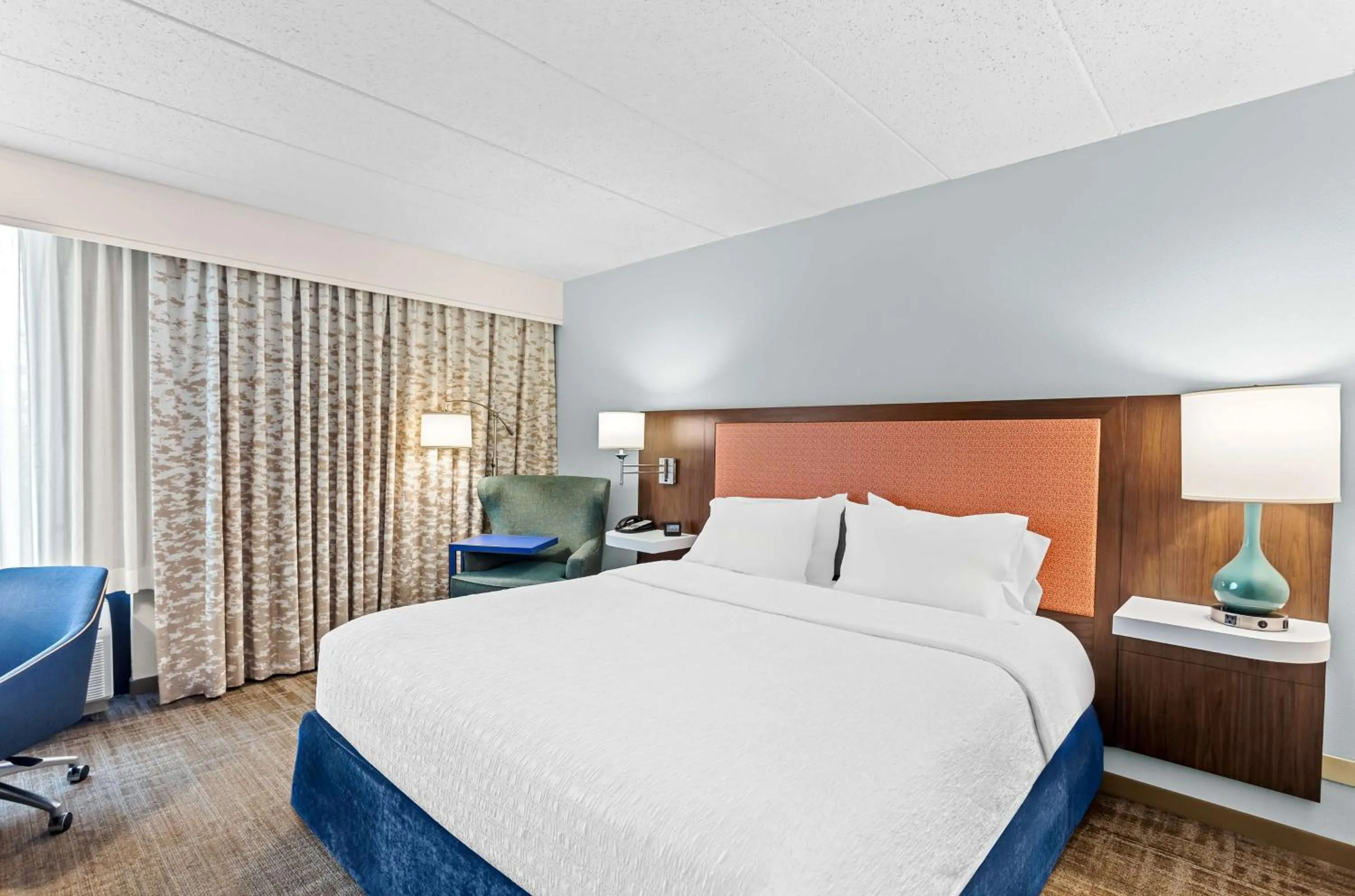 Bed in Hampton Inn Chicago-Naperville