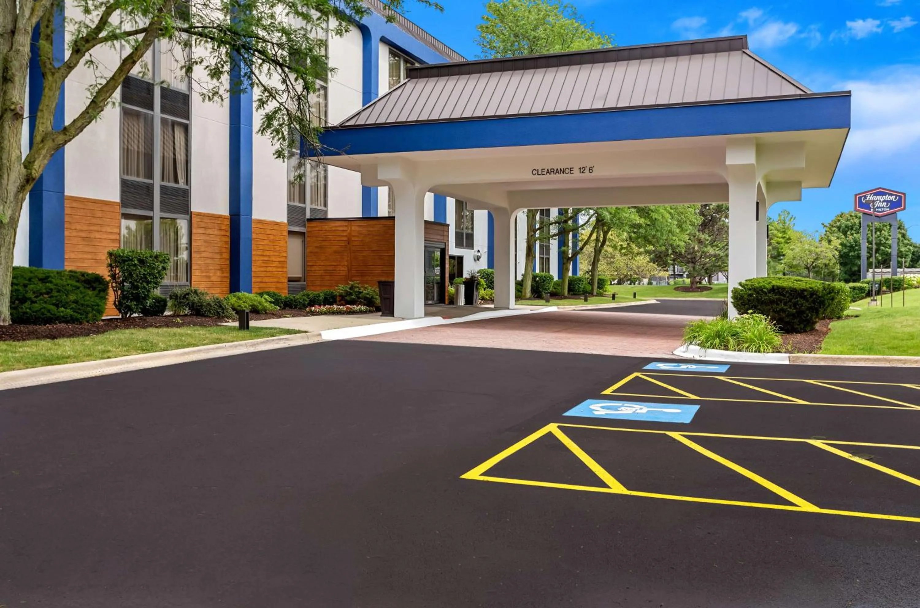 Property building in Hampton Inn Chicago-Naperville