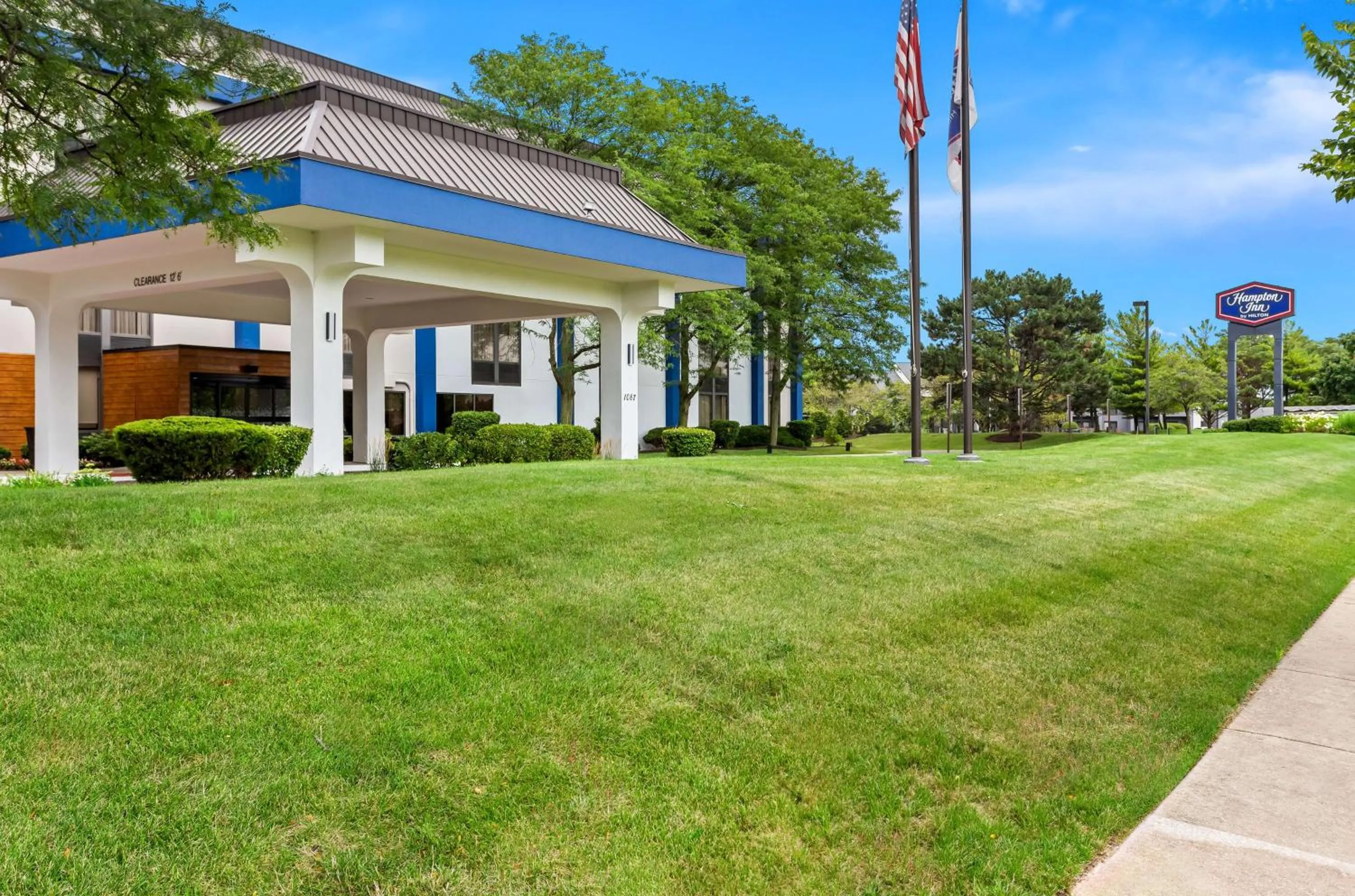 Property building in Hampton Inn Chicago-Naperville