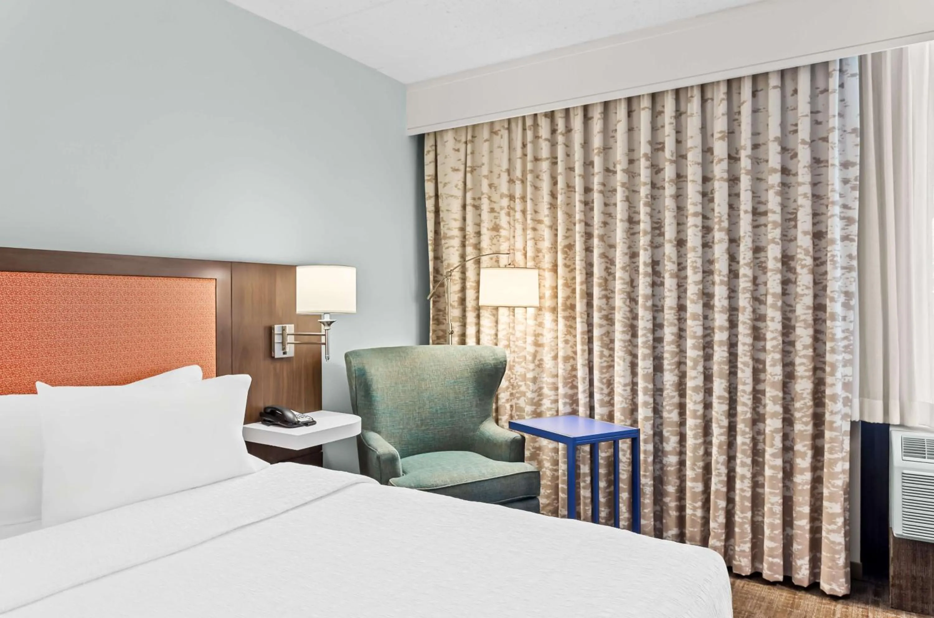 Living room, Bed in Hampton Inn Chicago-Naperville