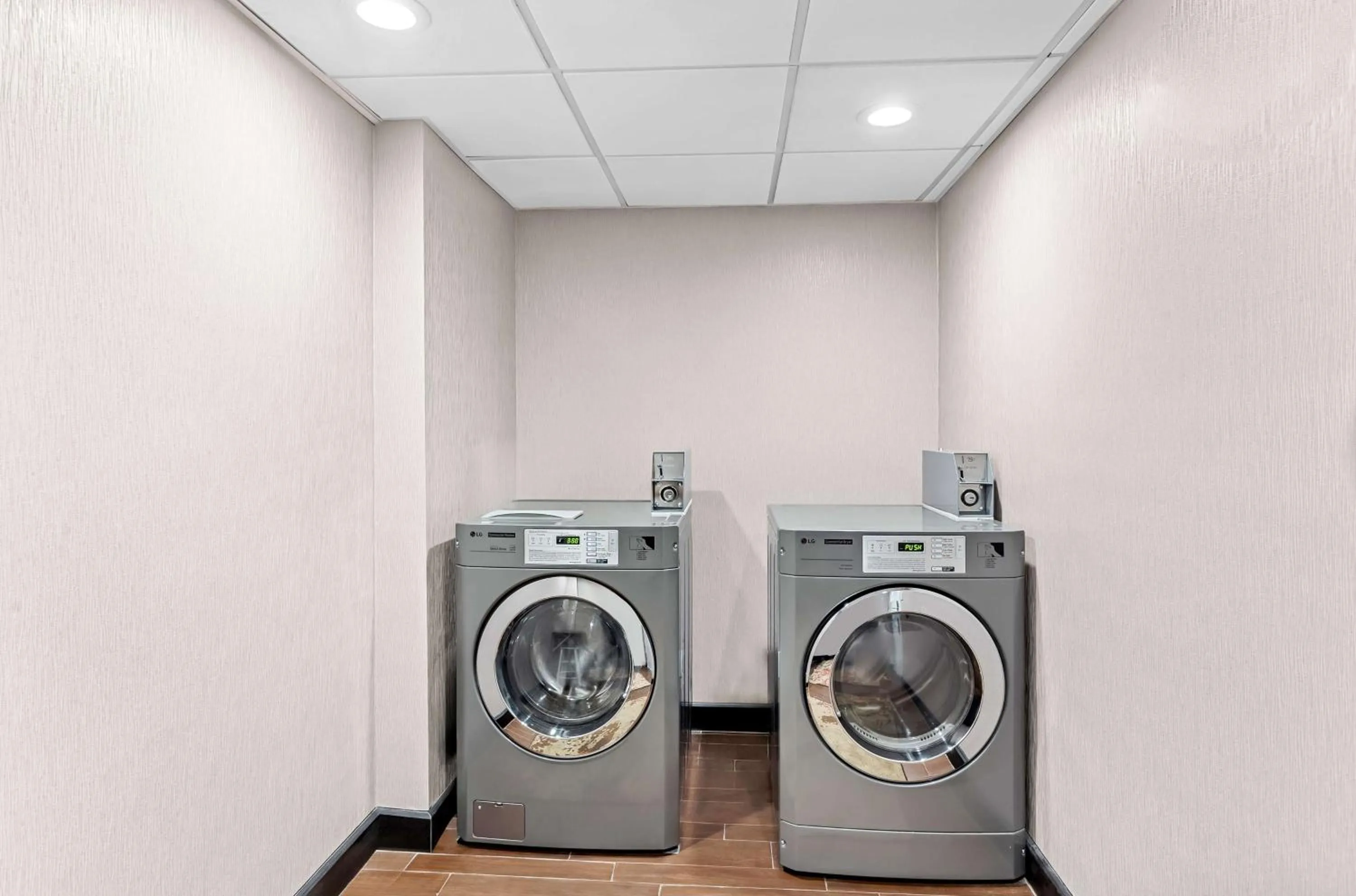 washing machine in Hampton Inn Chicago-Naperville