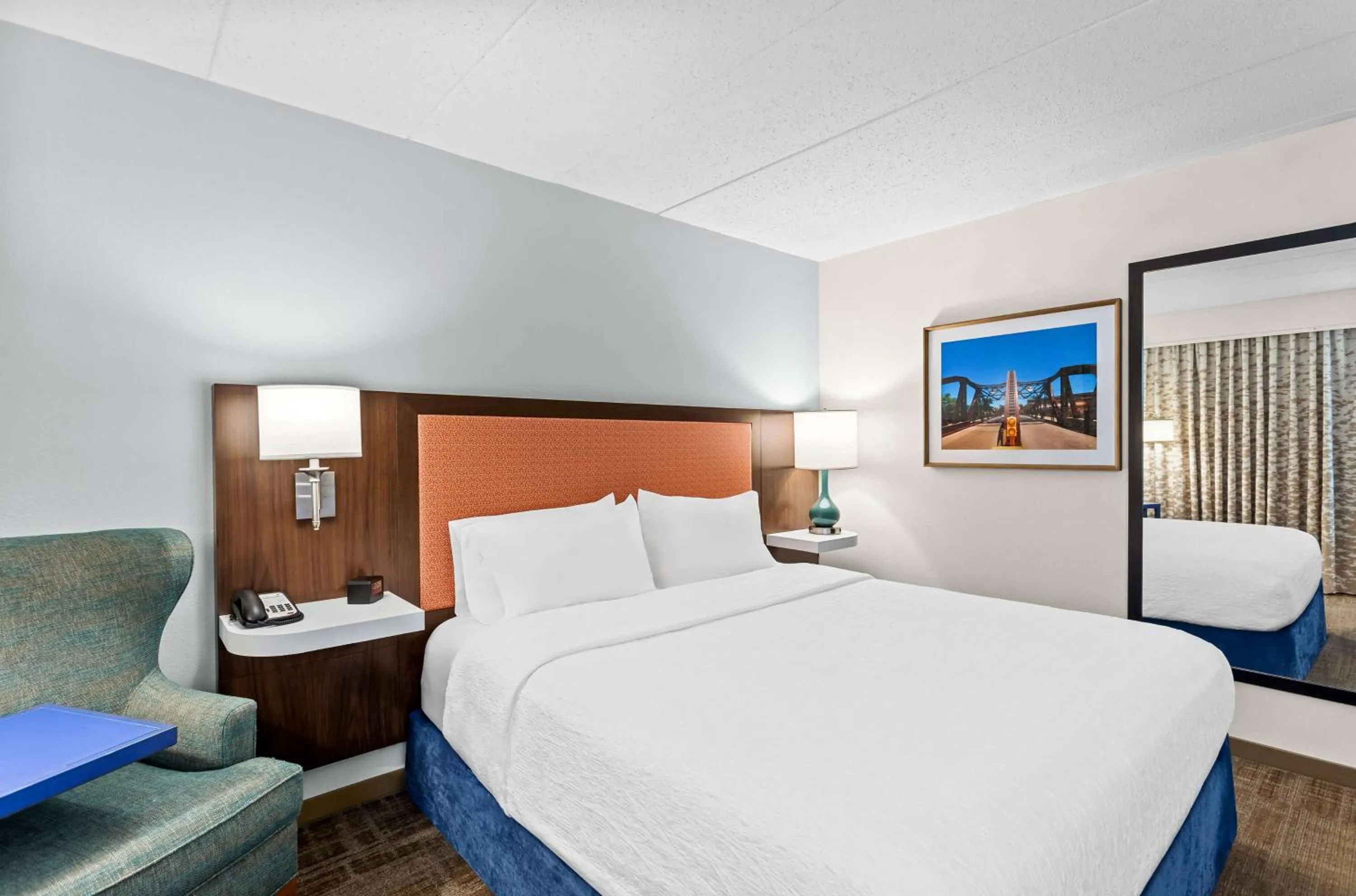 Bed in Hampton Inn Chicago-Naperville