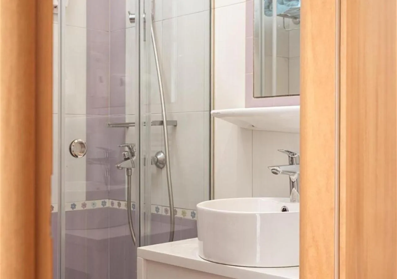 Shower in Plaza Hotel