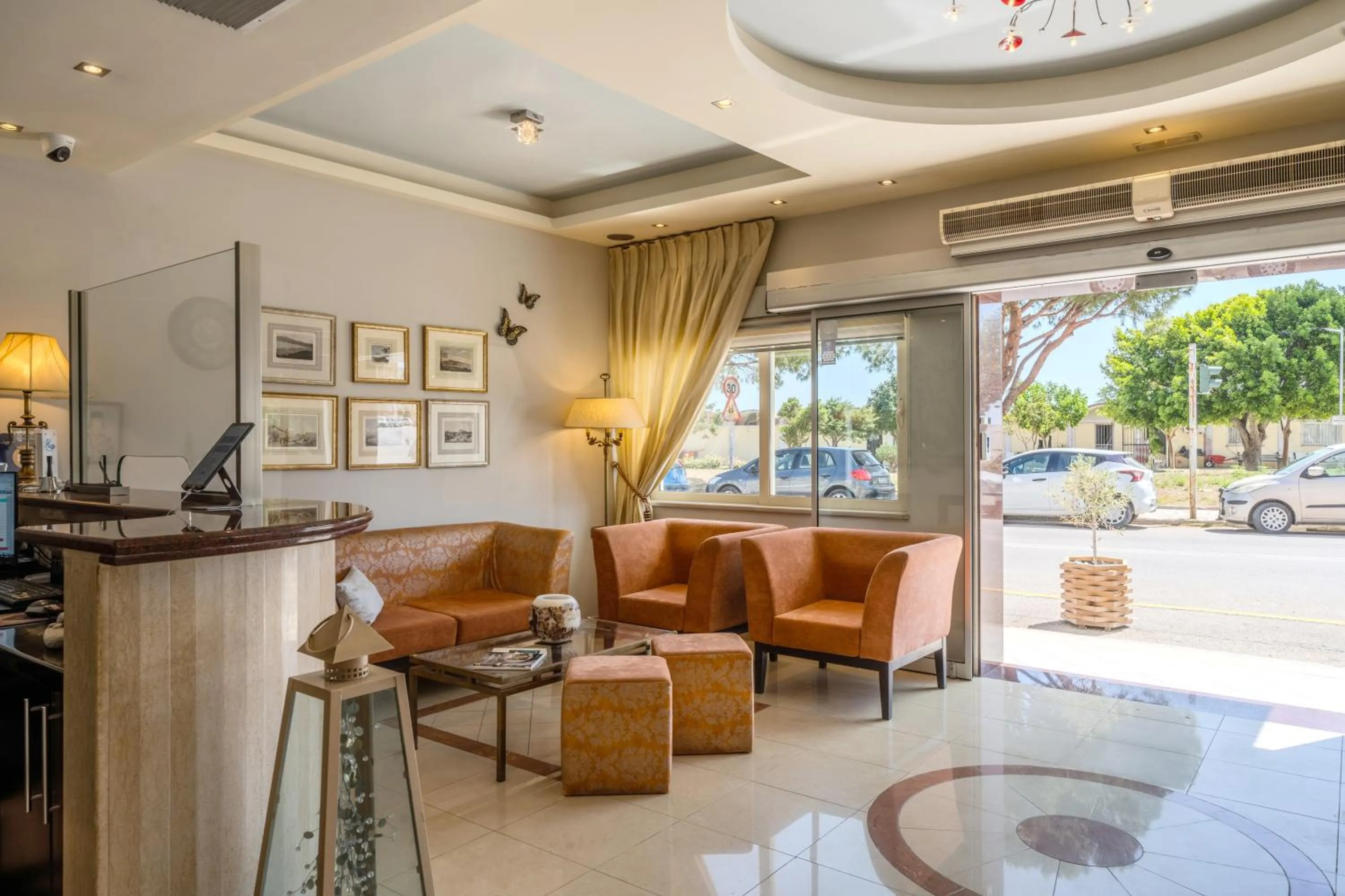 Living room in Plaza Hotel