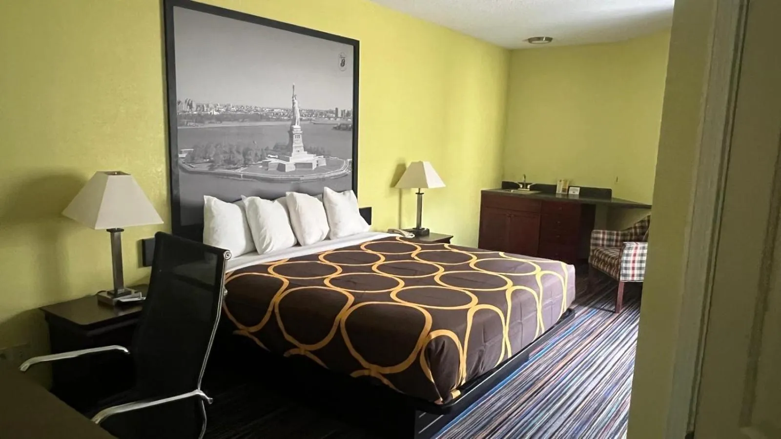 Bed in Super 8 by Wyndham Albany