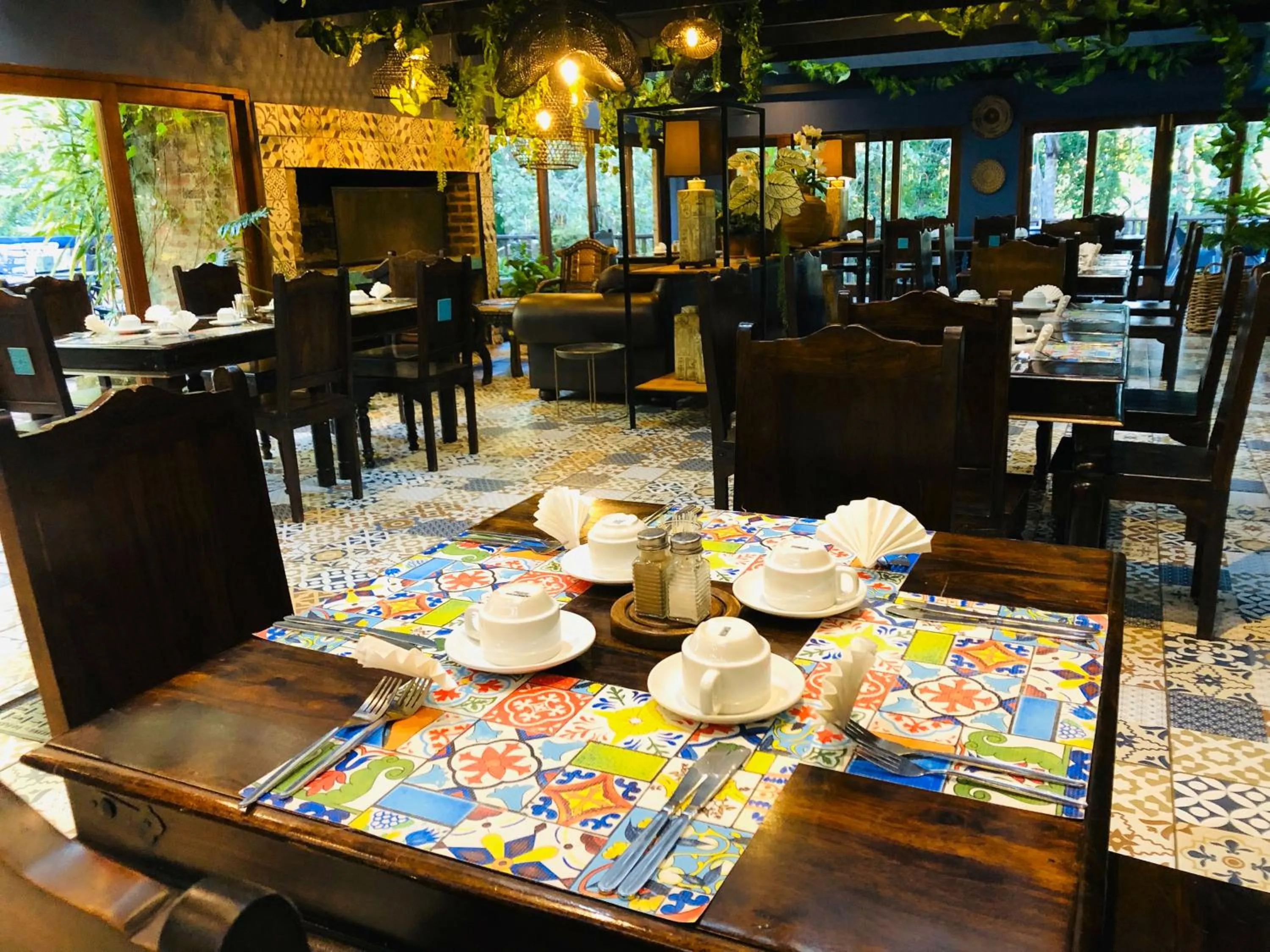 Restaurant/places to eat in Shangri-La Country Hotel & Spa