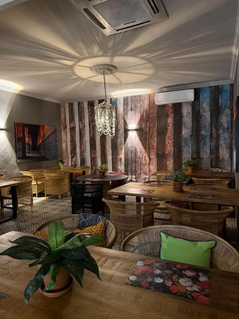 Restaurant/places to eat in Shangri-La Country Hotel & Spa