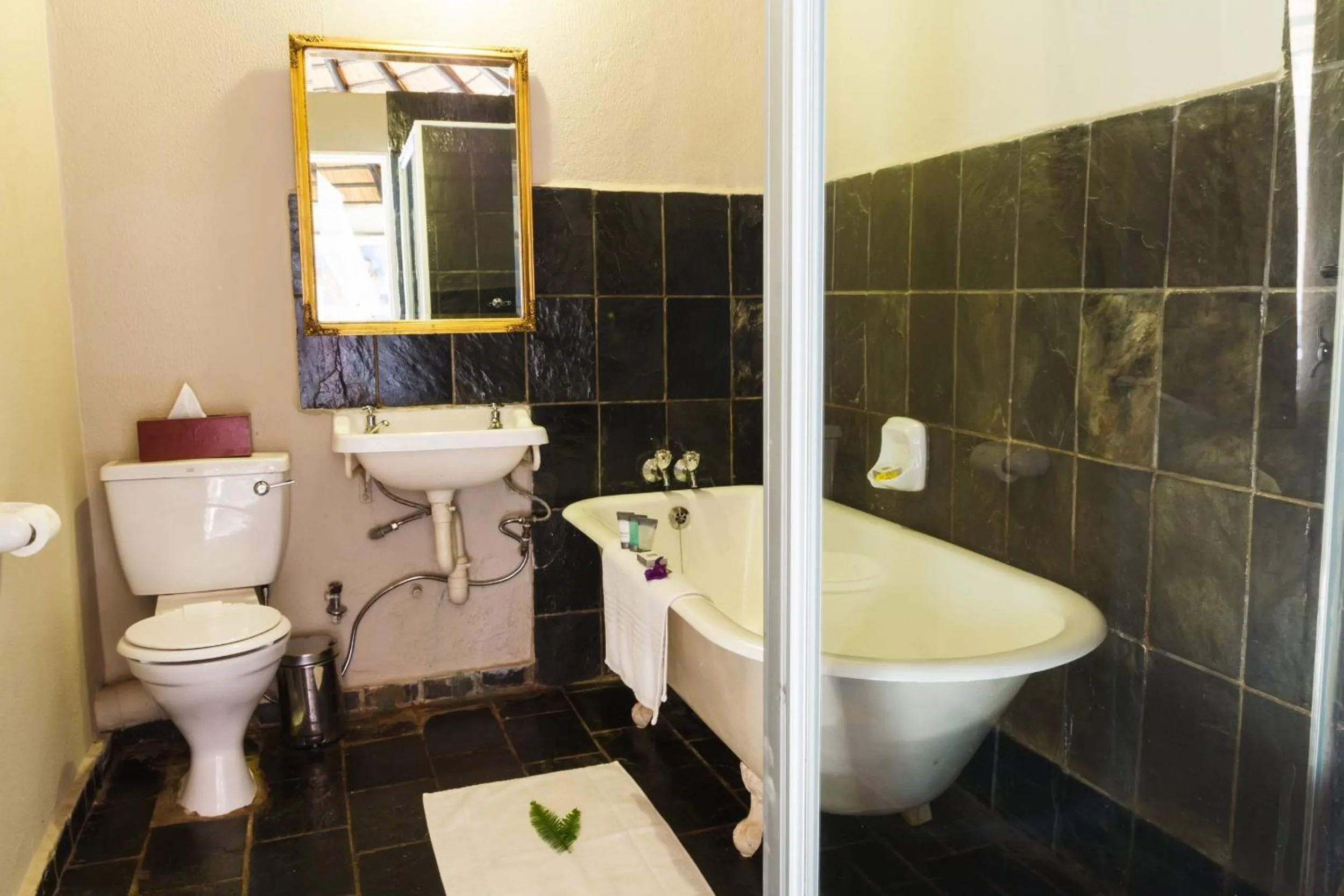 Bathroom in Shangri-La Country Hotel & Spa