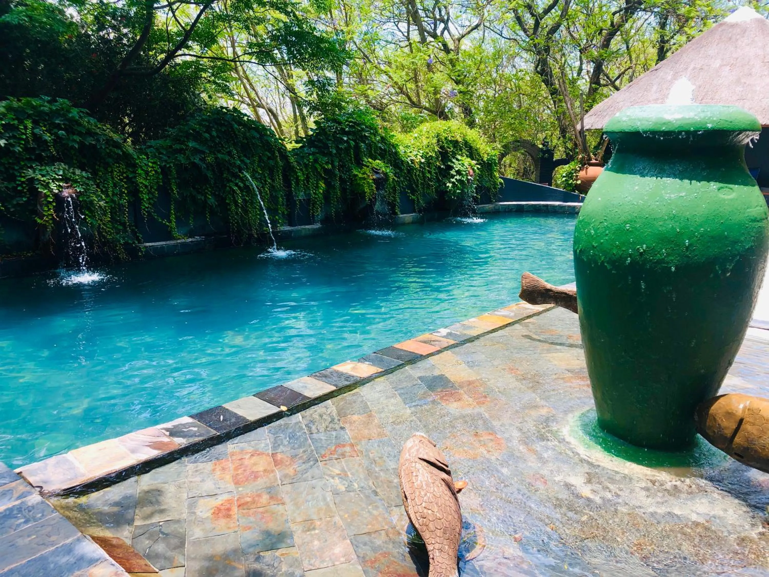 Swimming pool in Shangri-La Country Hotel & Spa