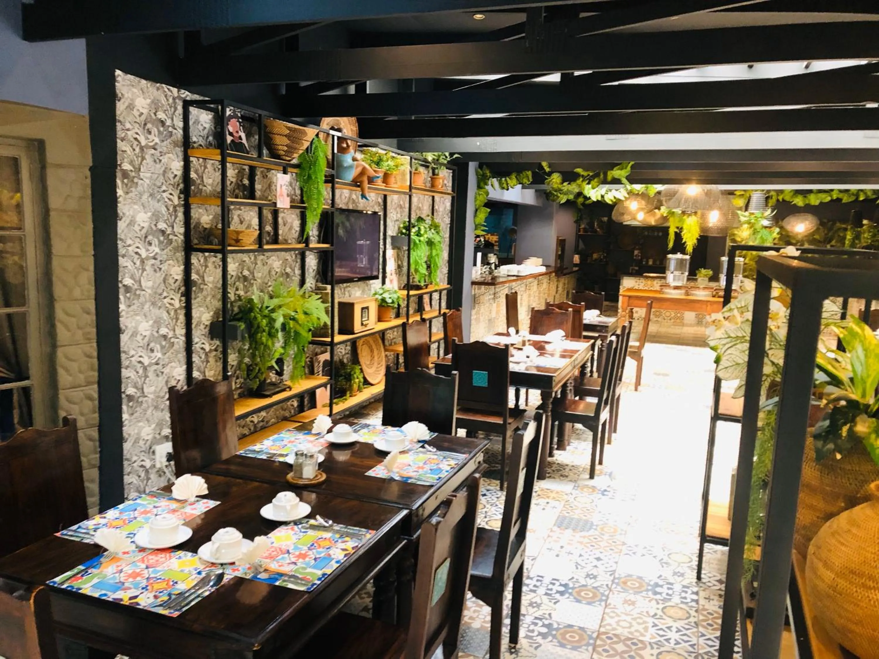 Restaurant/places to eat in Shangri-La Country Hotel & Spa