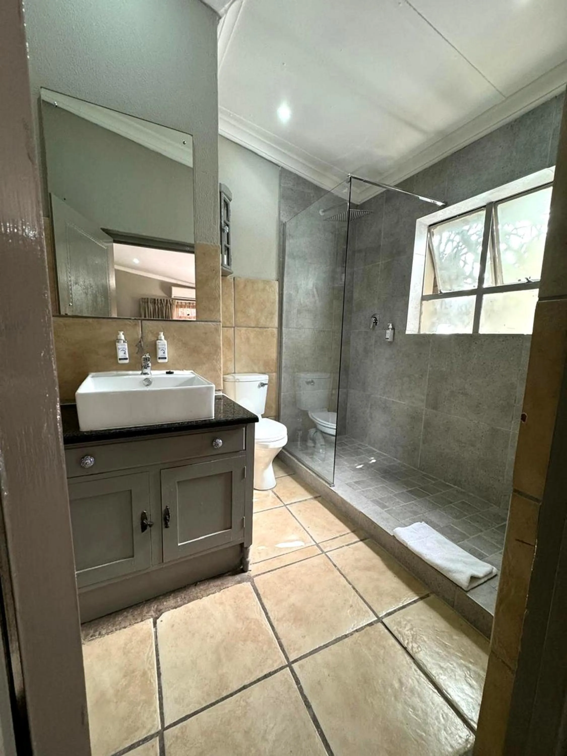 Bathroom in Shangri-La Country Hotel & Spa