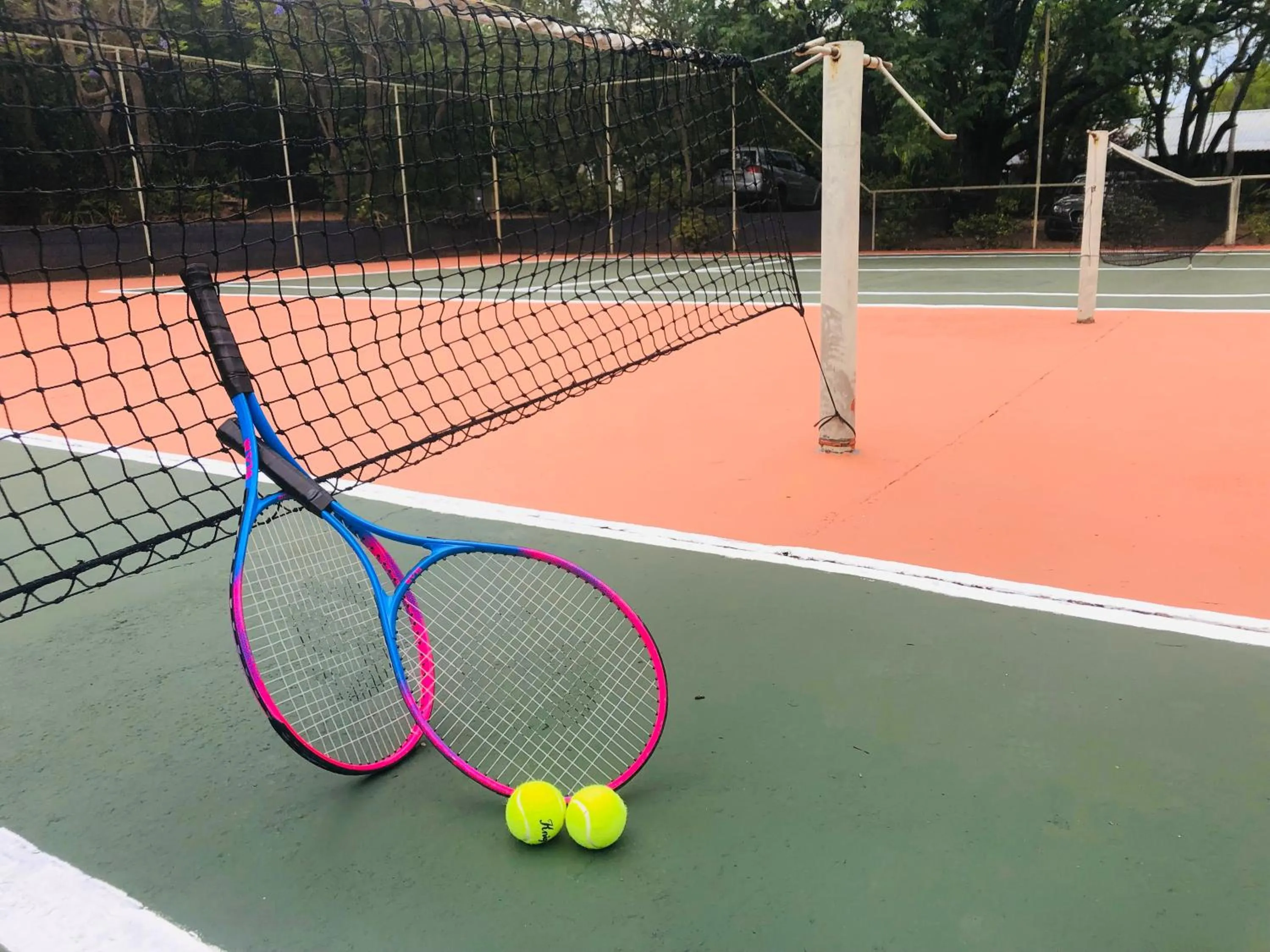 Tennis court in Shangri-La Country Hotel & Spa