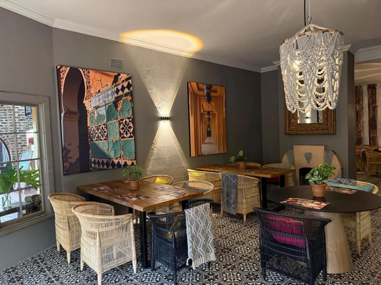 Restaurant/places to eat in Shangri-La Country Hotel & Spa