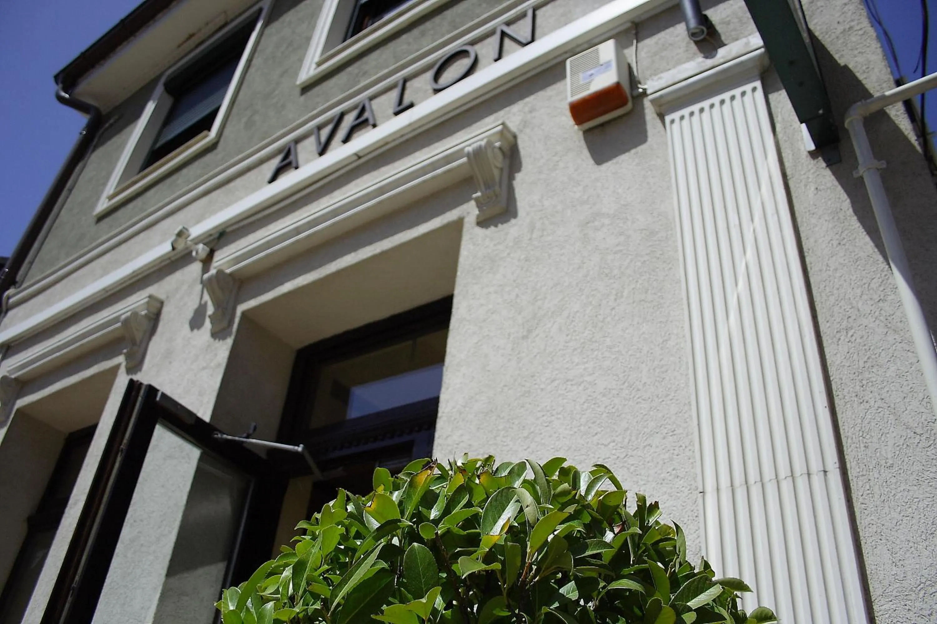 Facade/entrance in Avalon Rooms