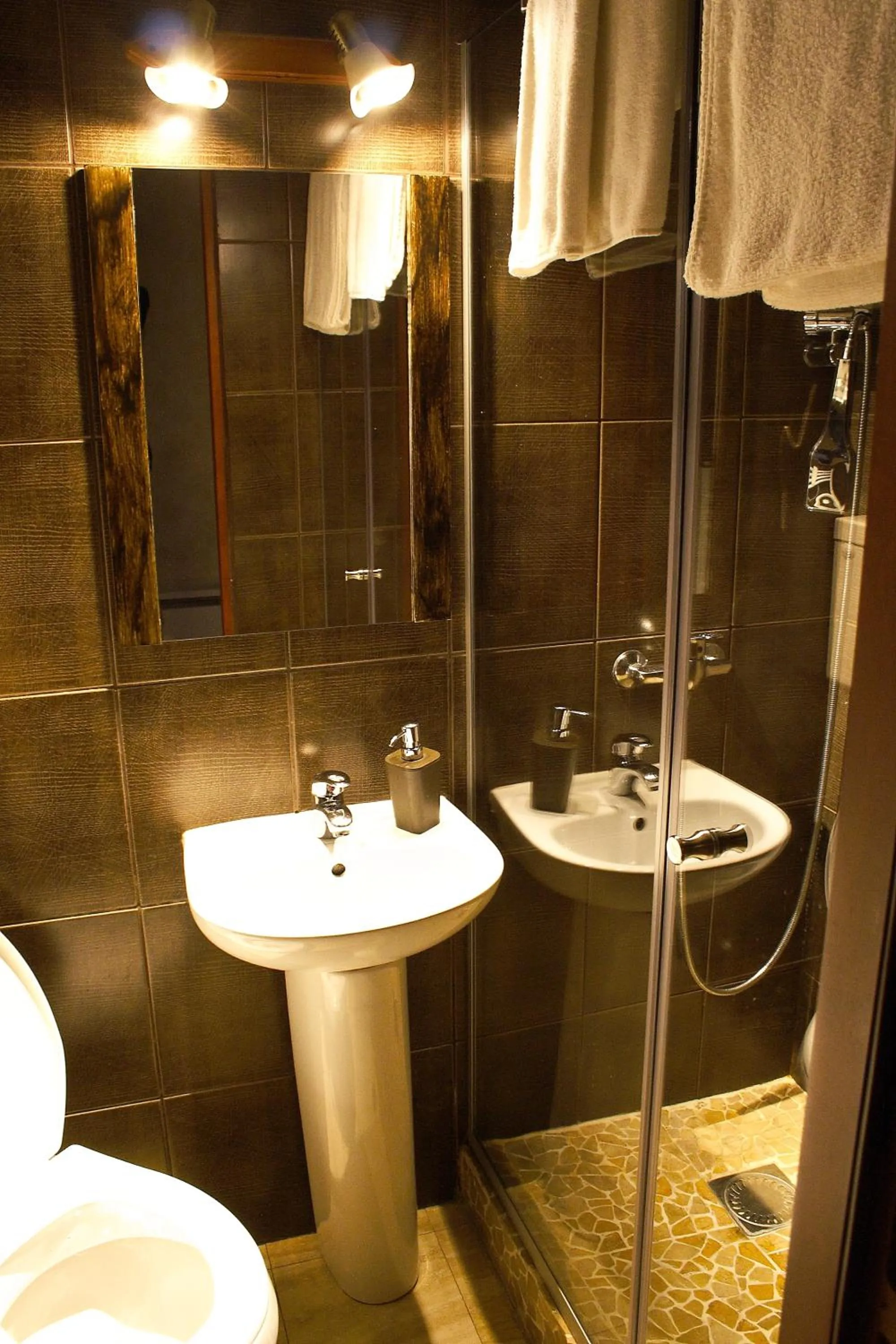 Photo of the whole room in Avalon Rooms