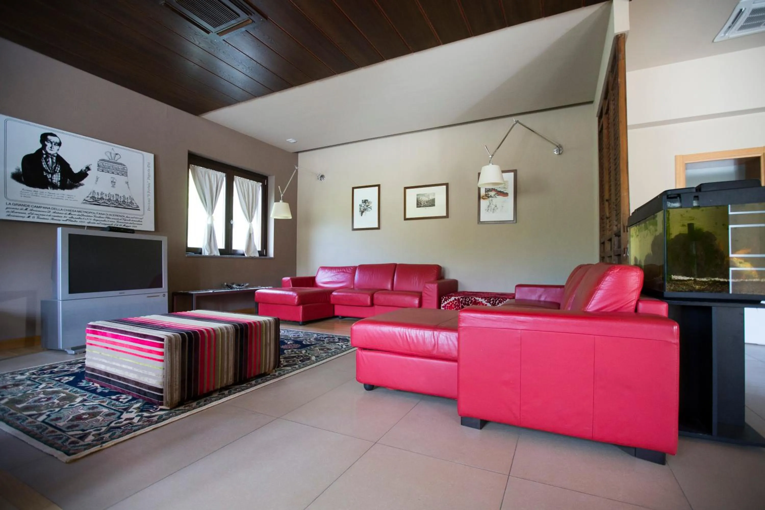 Communal lounge/ TV room in Sotto Il Cielo Hotel