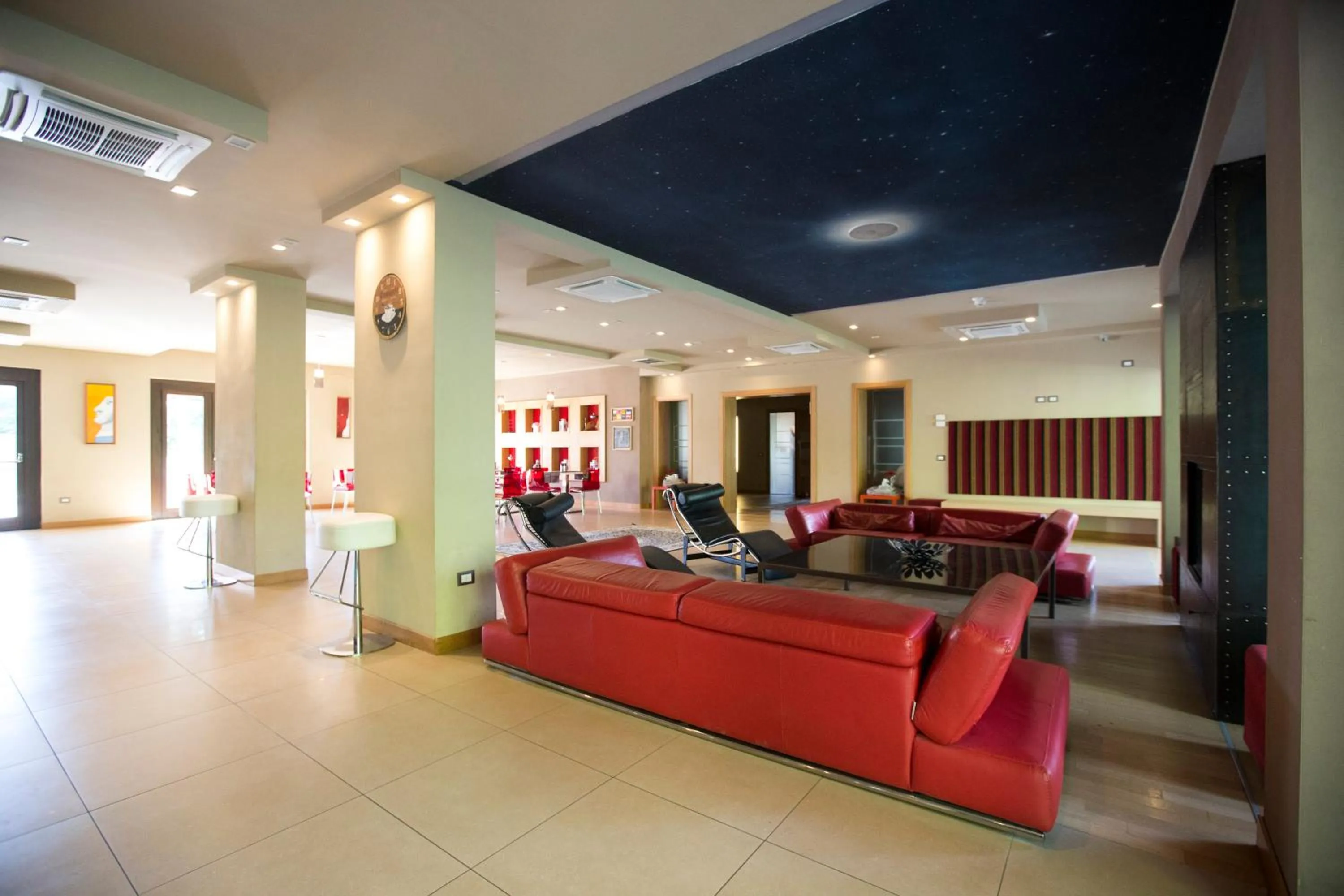 Communal lounge/ TV room in Sotto Il Cielo Hotel