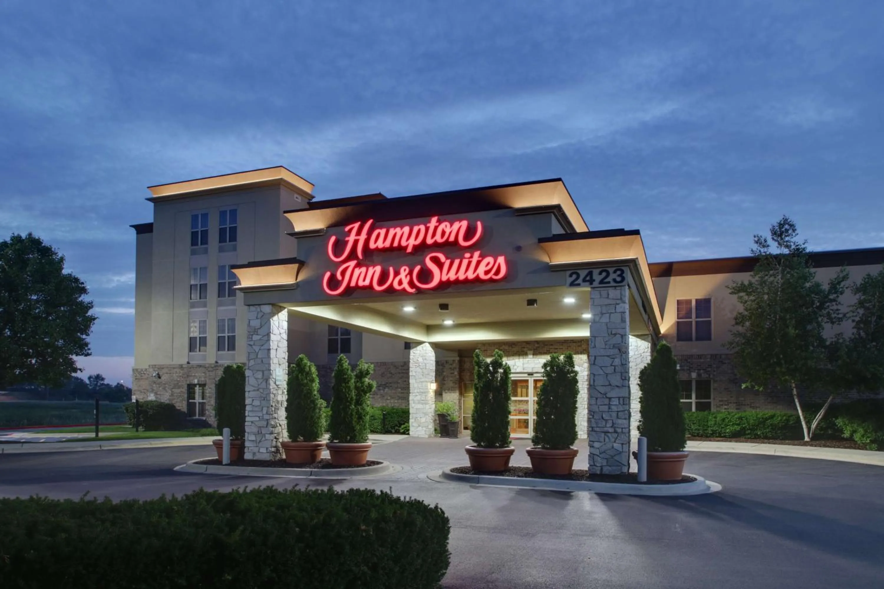 Property building in Hampton Inn & Suites Chicago/Aurora