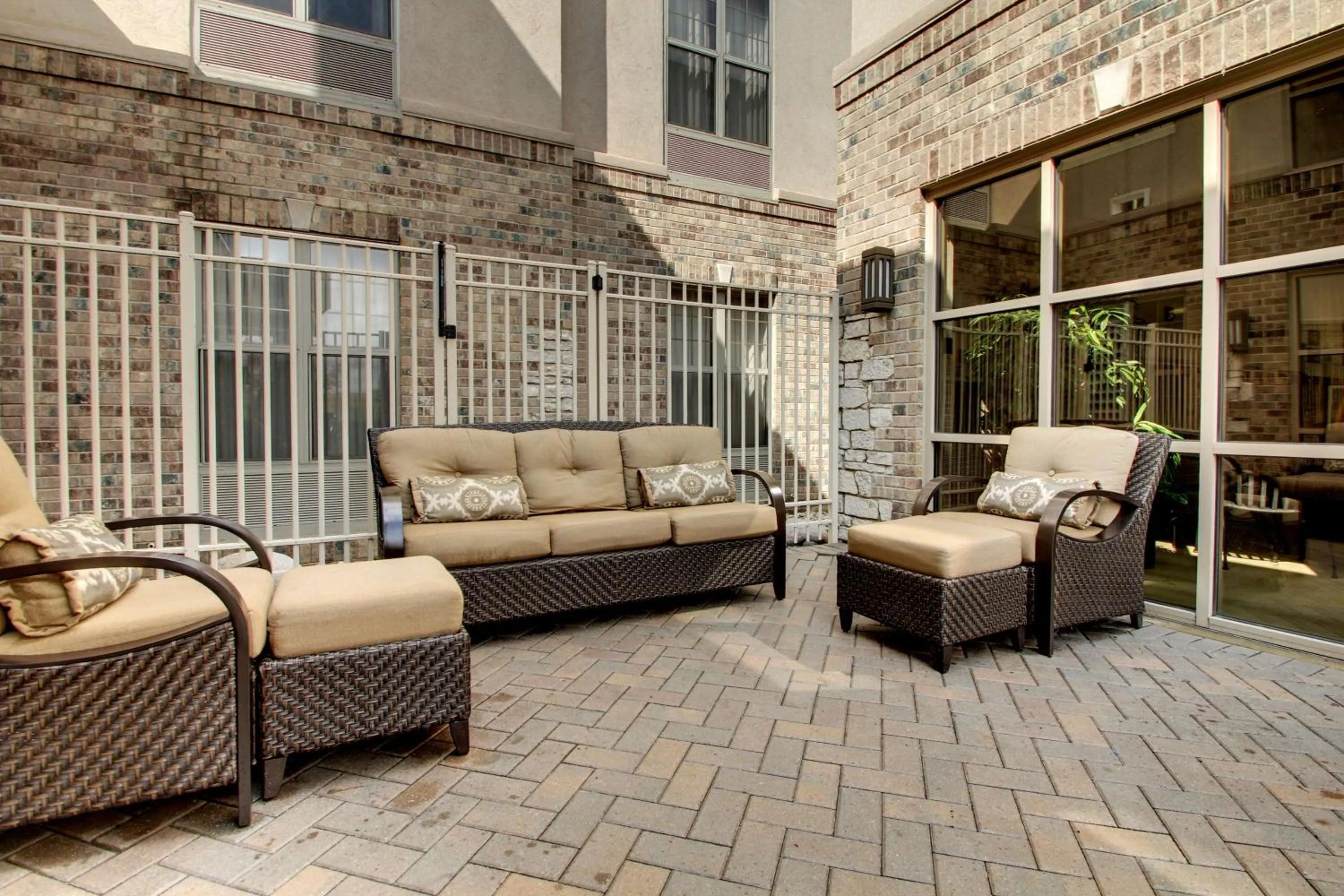 Patio in Hampton Inn & Suites Chicago/Aurora