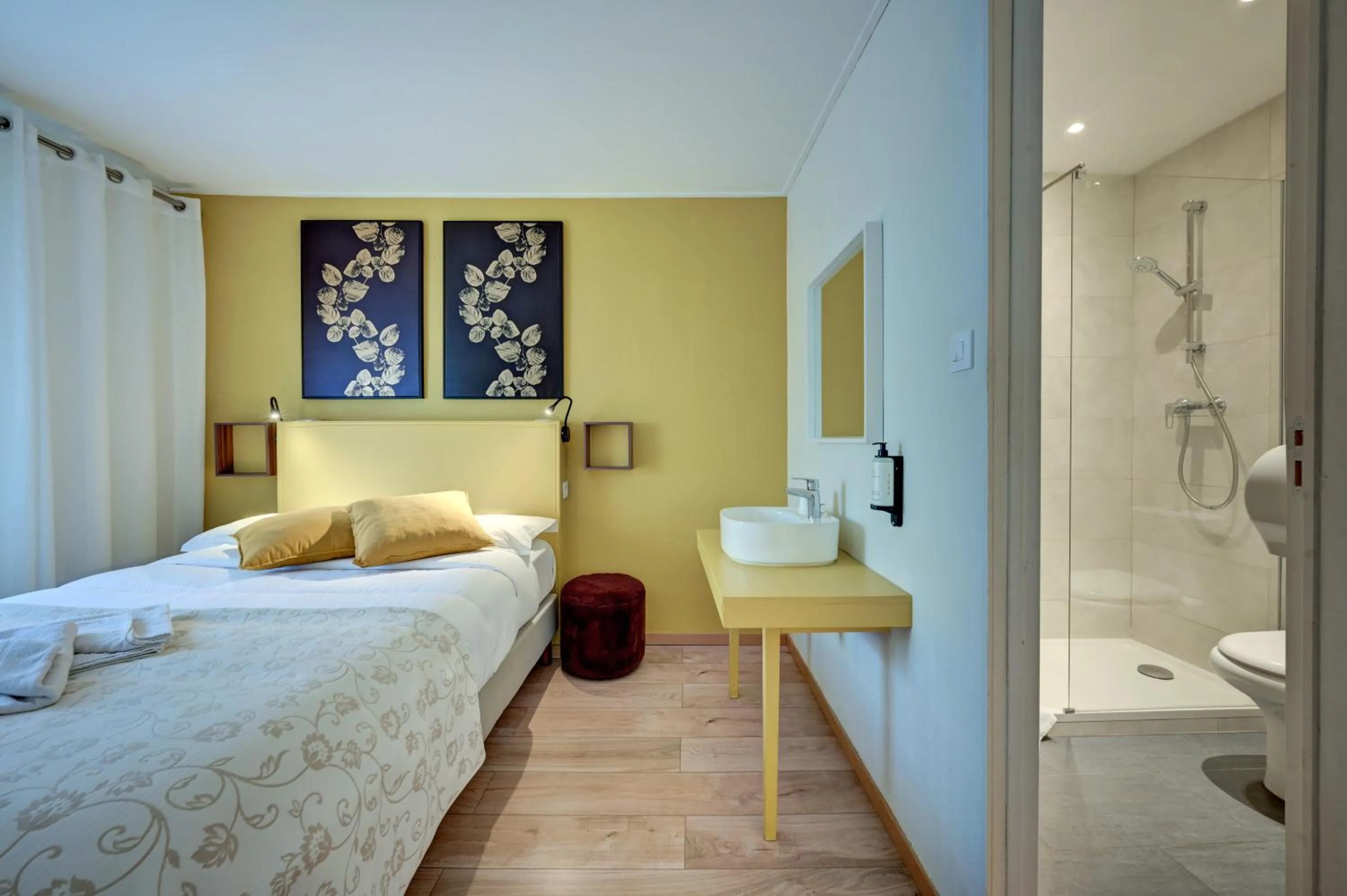 Bedroom, Bed in Hôtel Paul