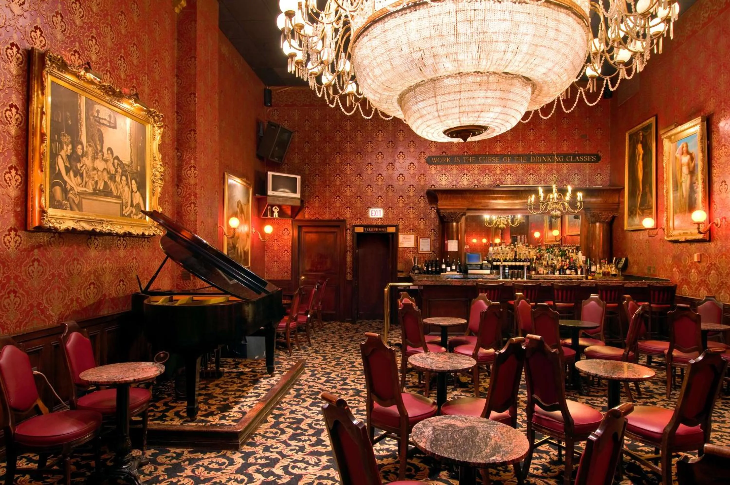 Lounge or bar in Hilton Chicago O'Hare Airport