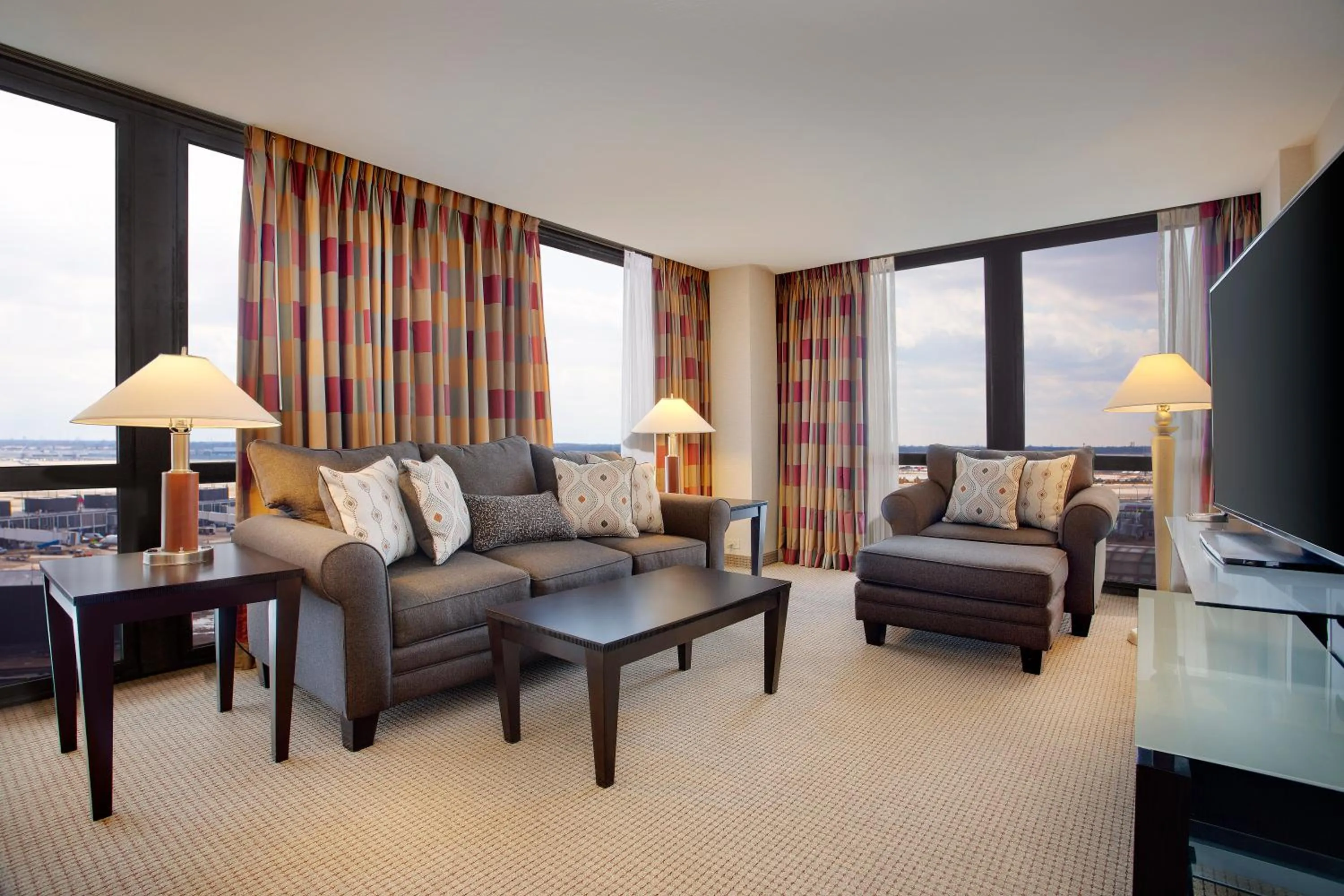Living room in Hilton Chicago O'Hare Airport