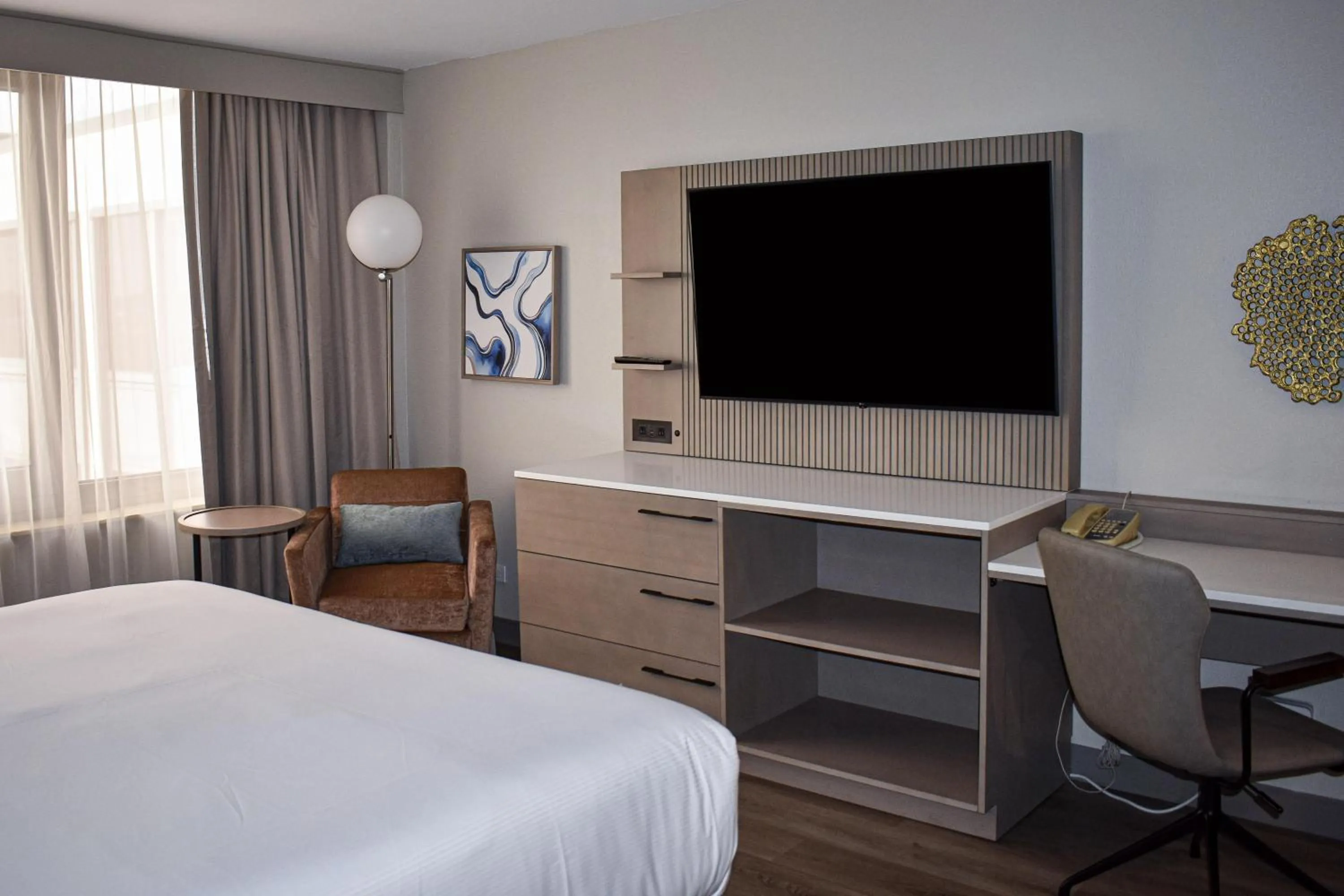 Bedroom, Bed in DoubleTree by Hilton Chicago - Oak Brook