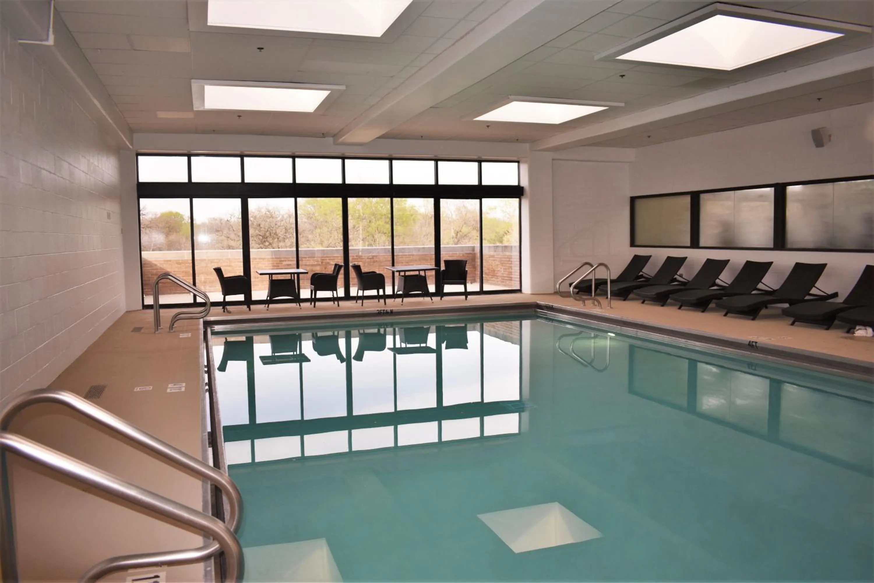 Swimming pool in DoubleTree by Hilton Chicago - Oak Brook