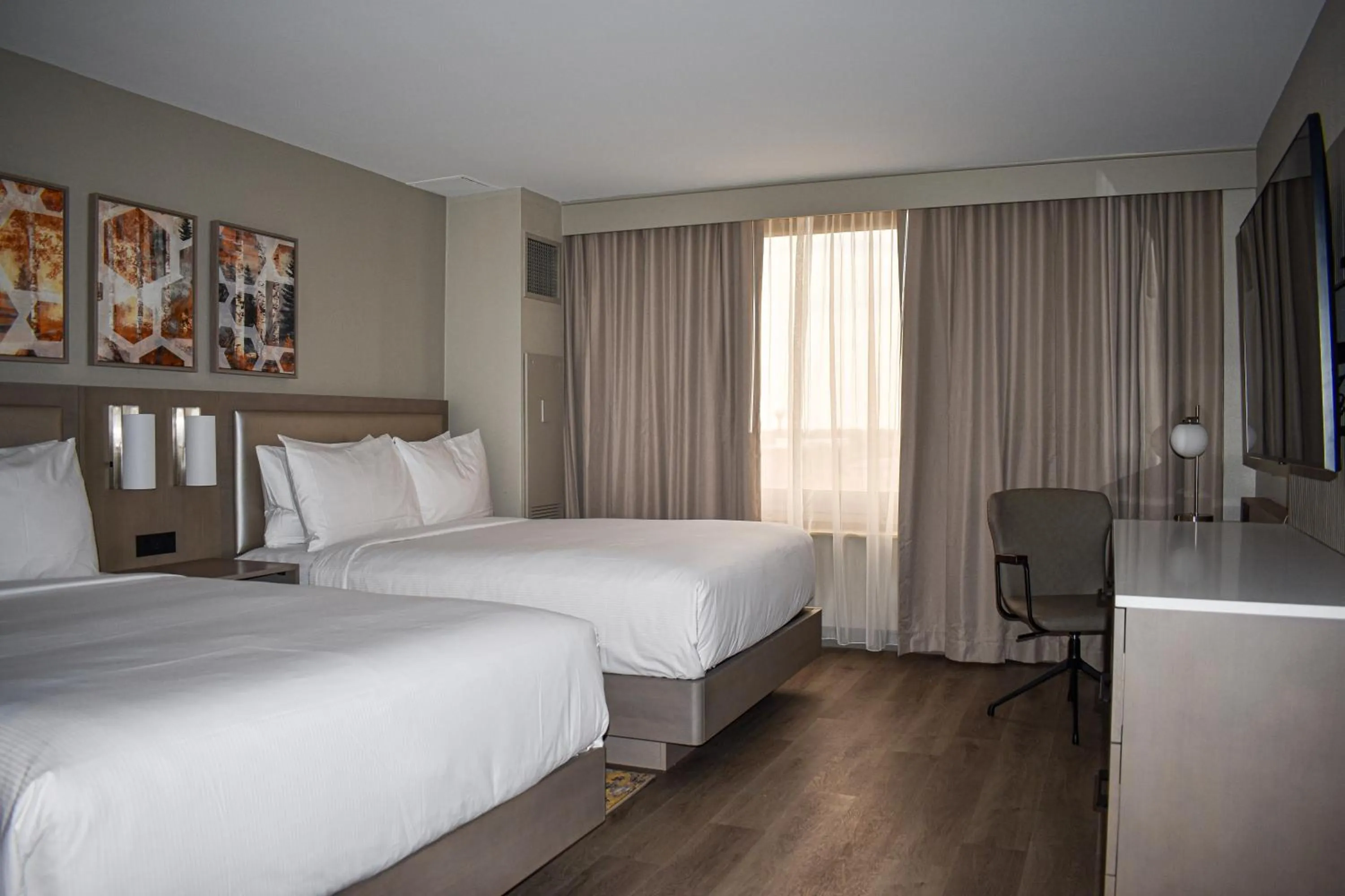 Bedroom, Bed in DoubleTree by Hilton Chicago - Oak Brook