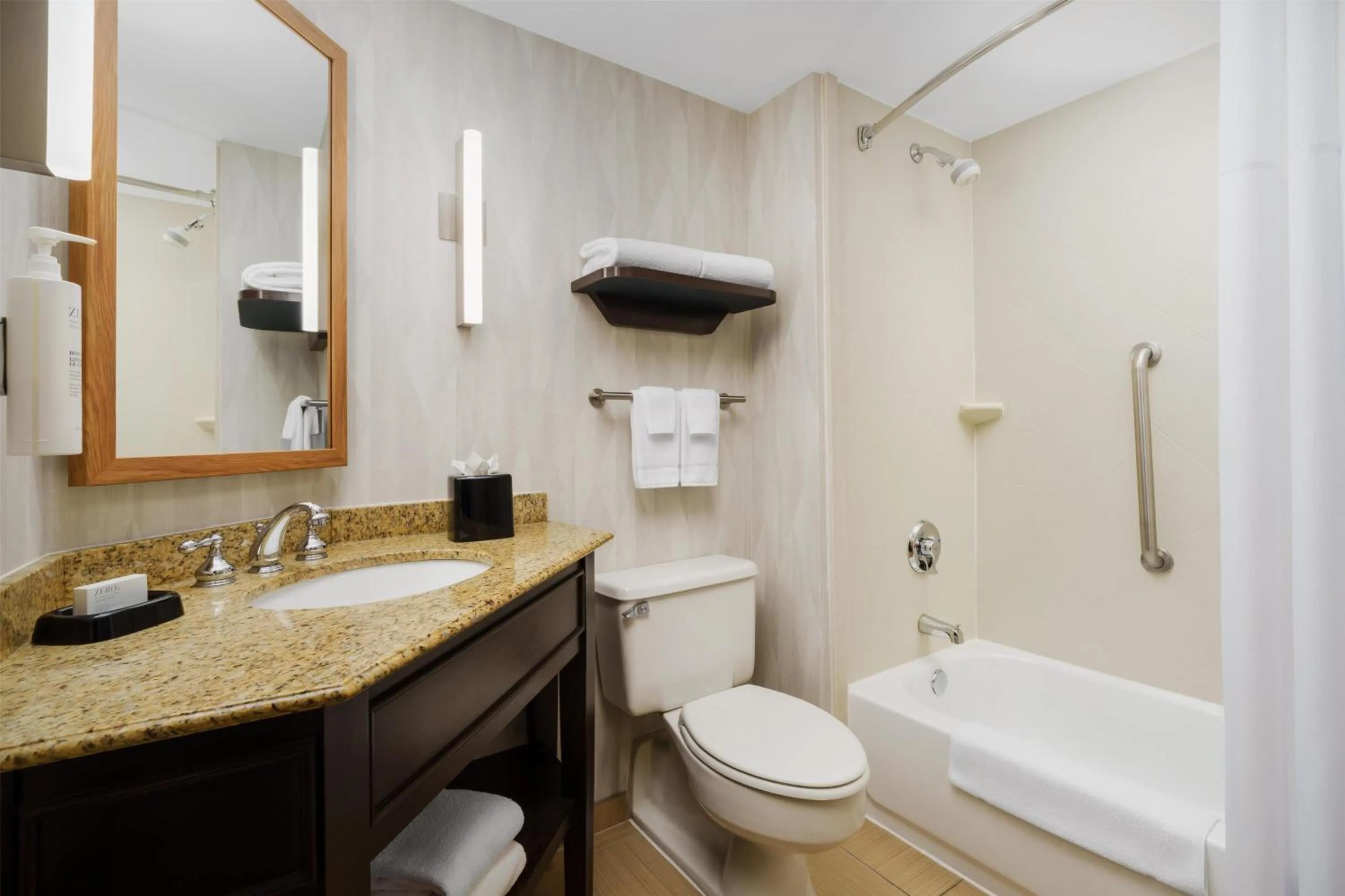 Bathroom in Hampton Inn Chicago-Midway Airport