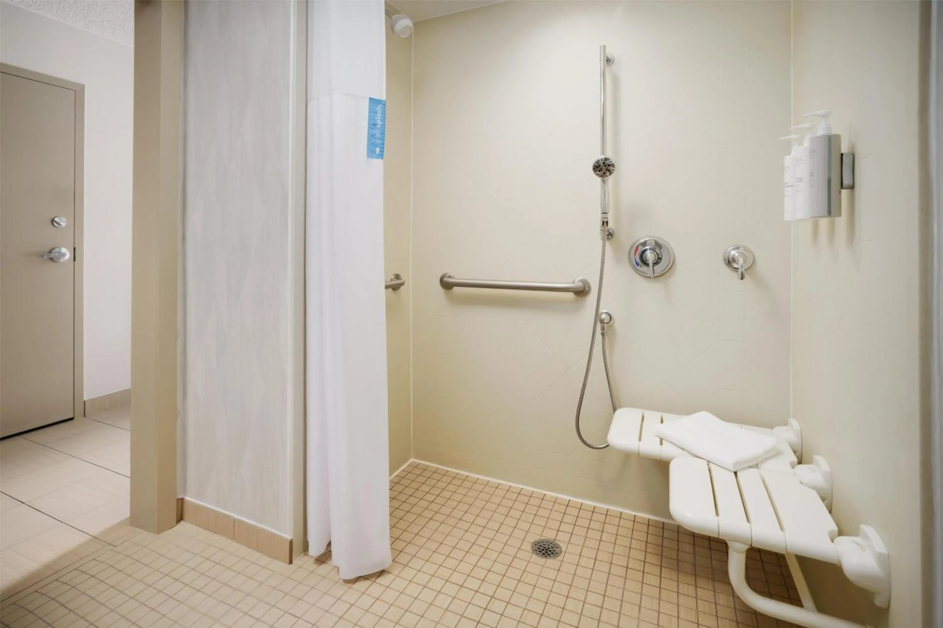 Bathroom in Hampton Inn Chicago-Midway Airport