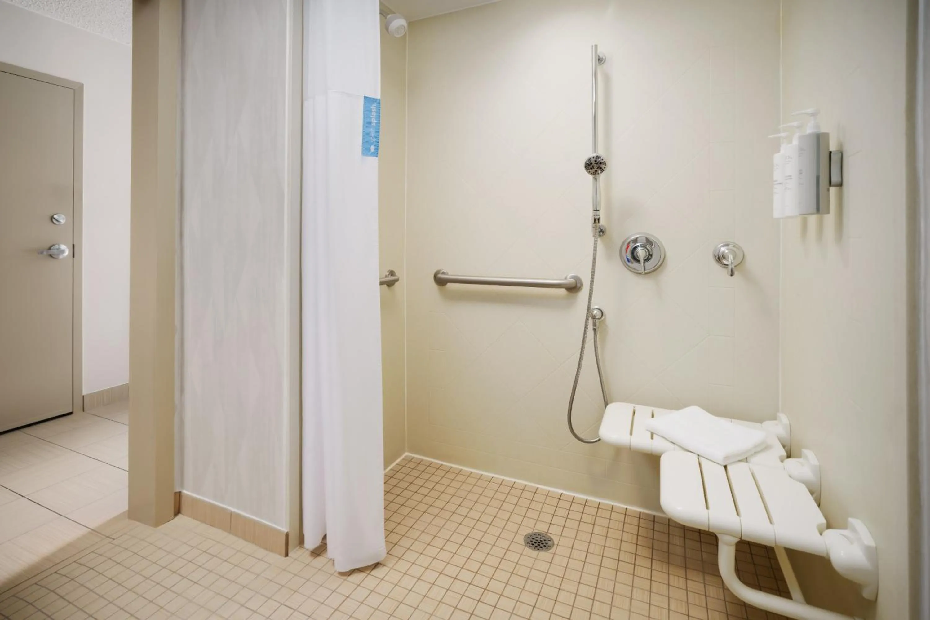 Bathroom in Hampton Inn Chicago-Midway Airport