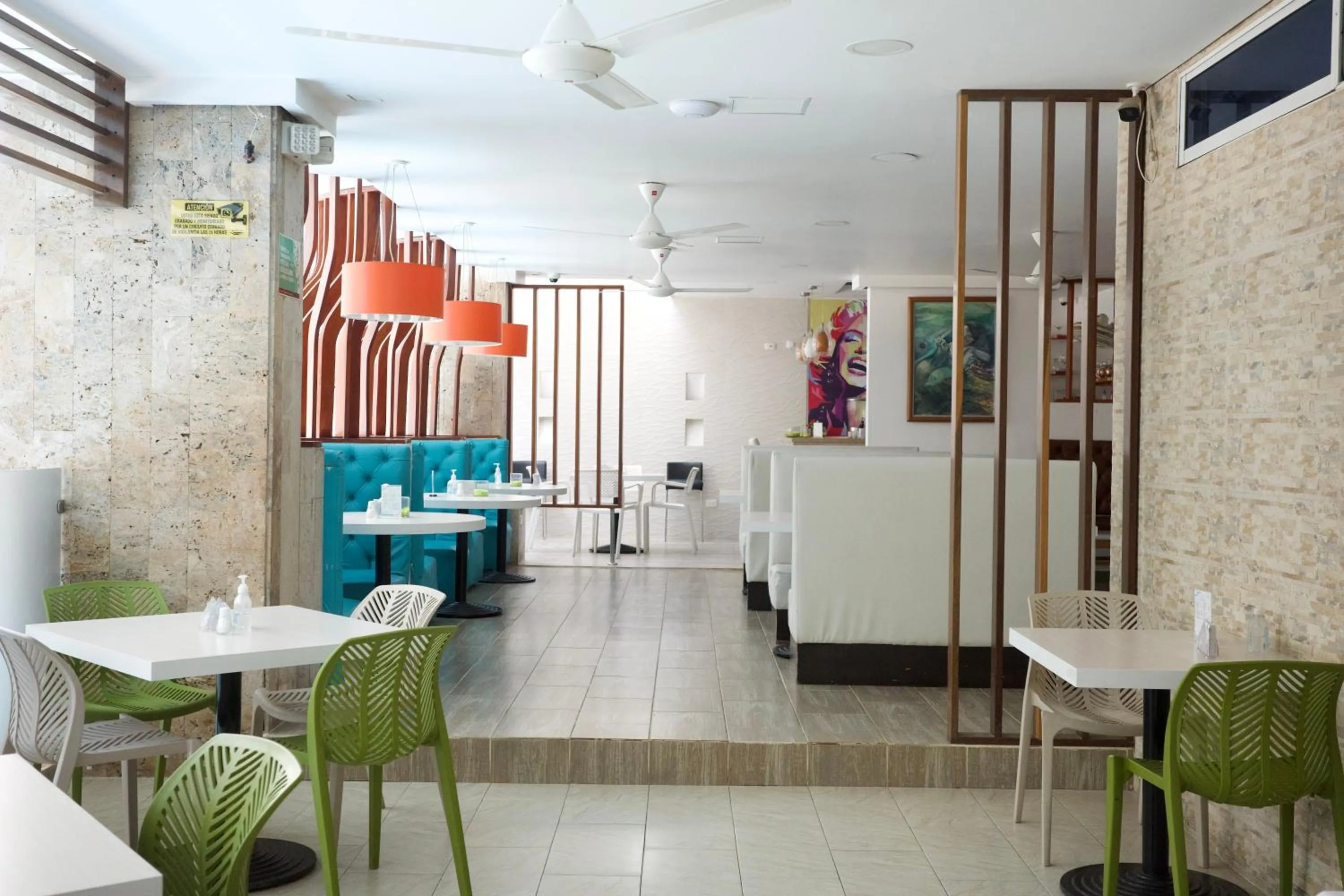 Restaurant/places to eat in Hotel La Riviera