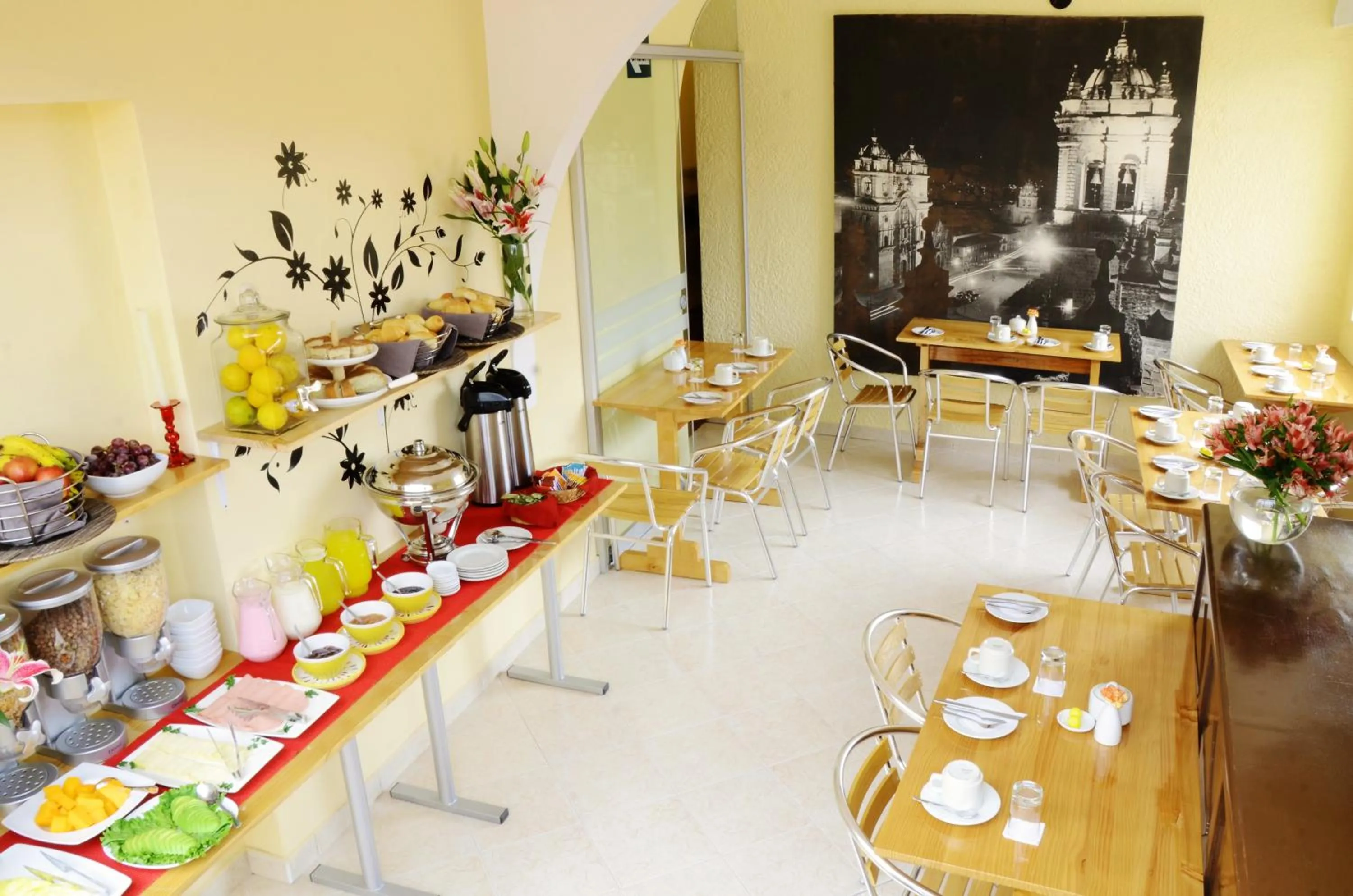 Restaurant/places to eat in Hostal & Apartments El Triunfo