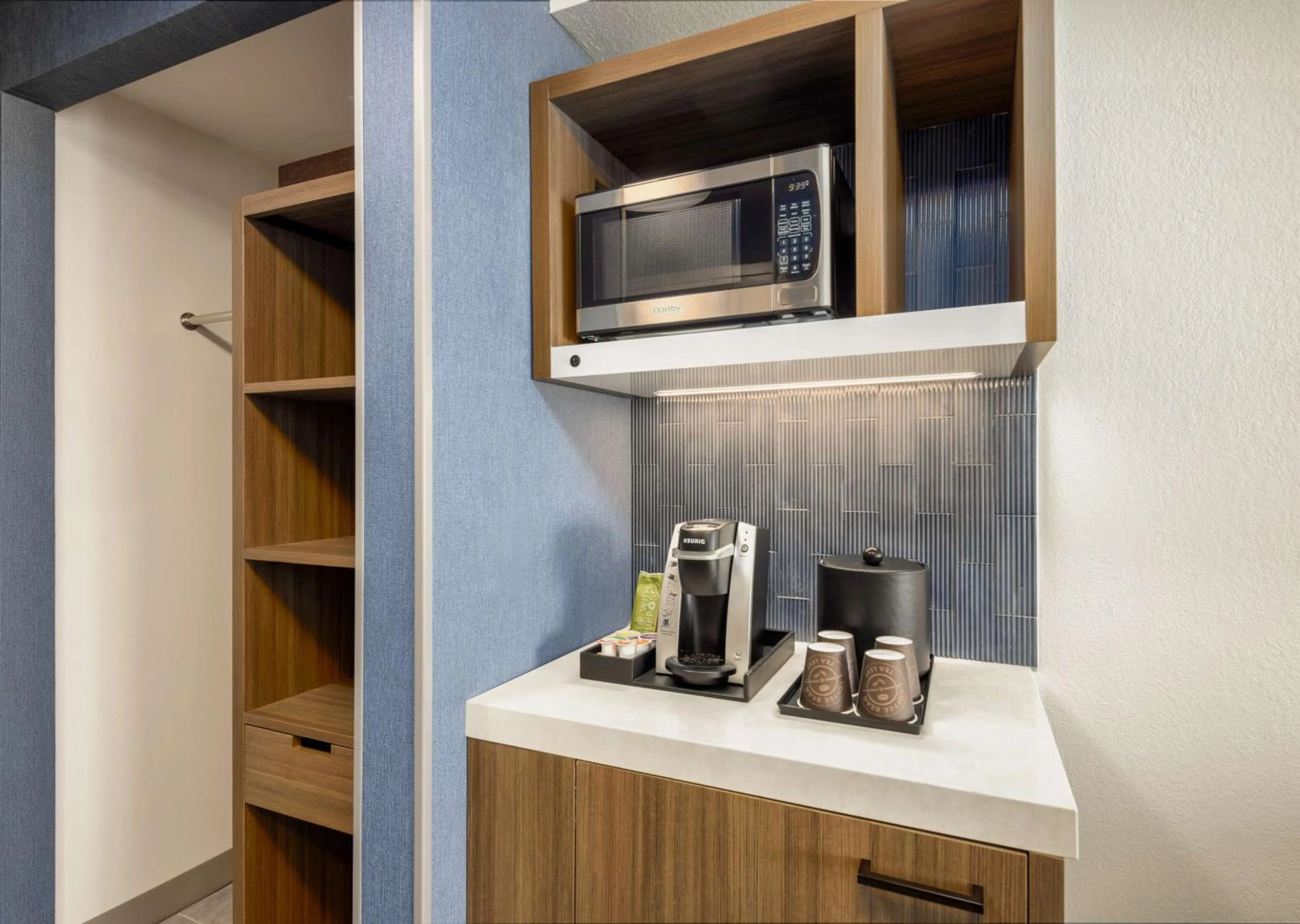 Photo of the whole room in Hilton Garden Inn Oakbrook Terrace