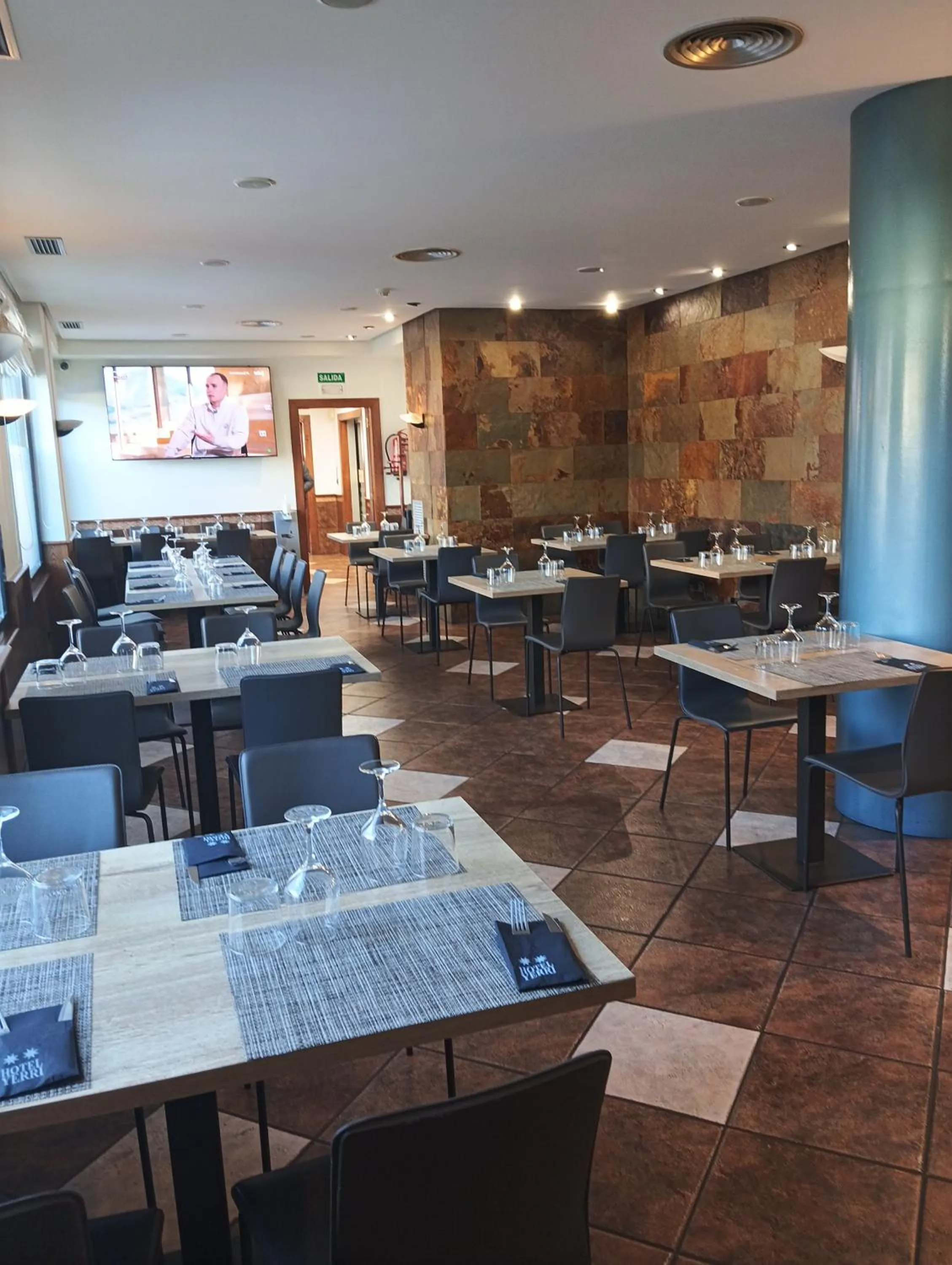 Restaurant/places to eat in Hotel Yerri