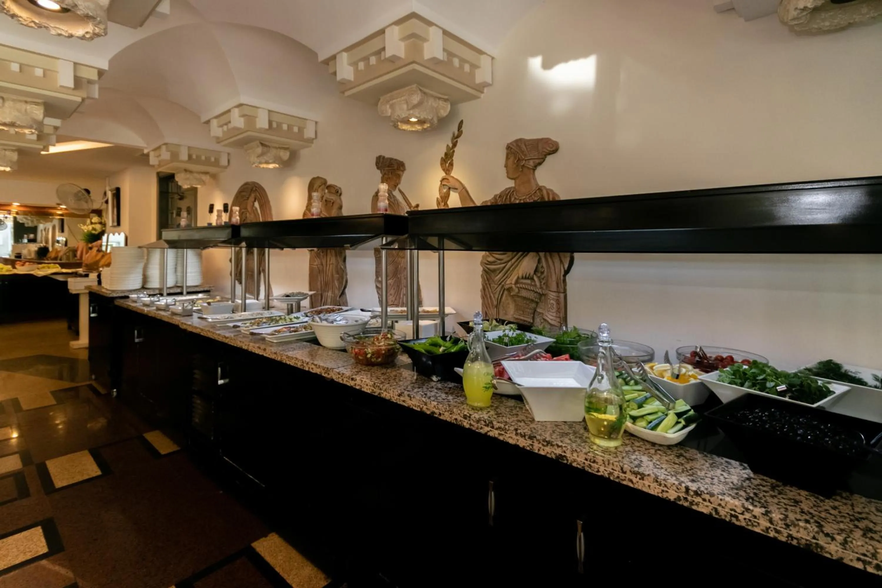 Restaurant/places to eat in Lara Park Hotel